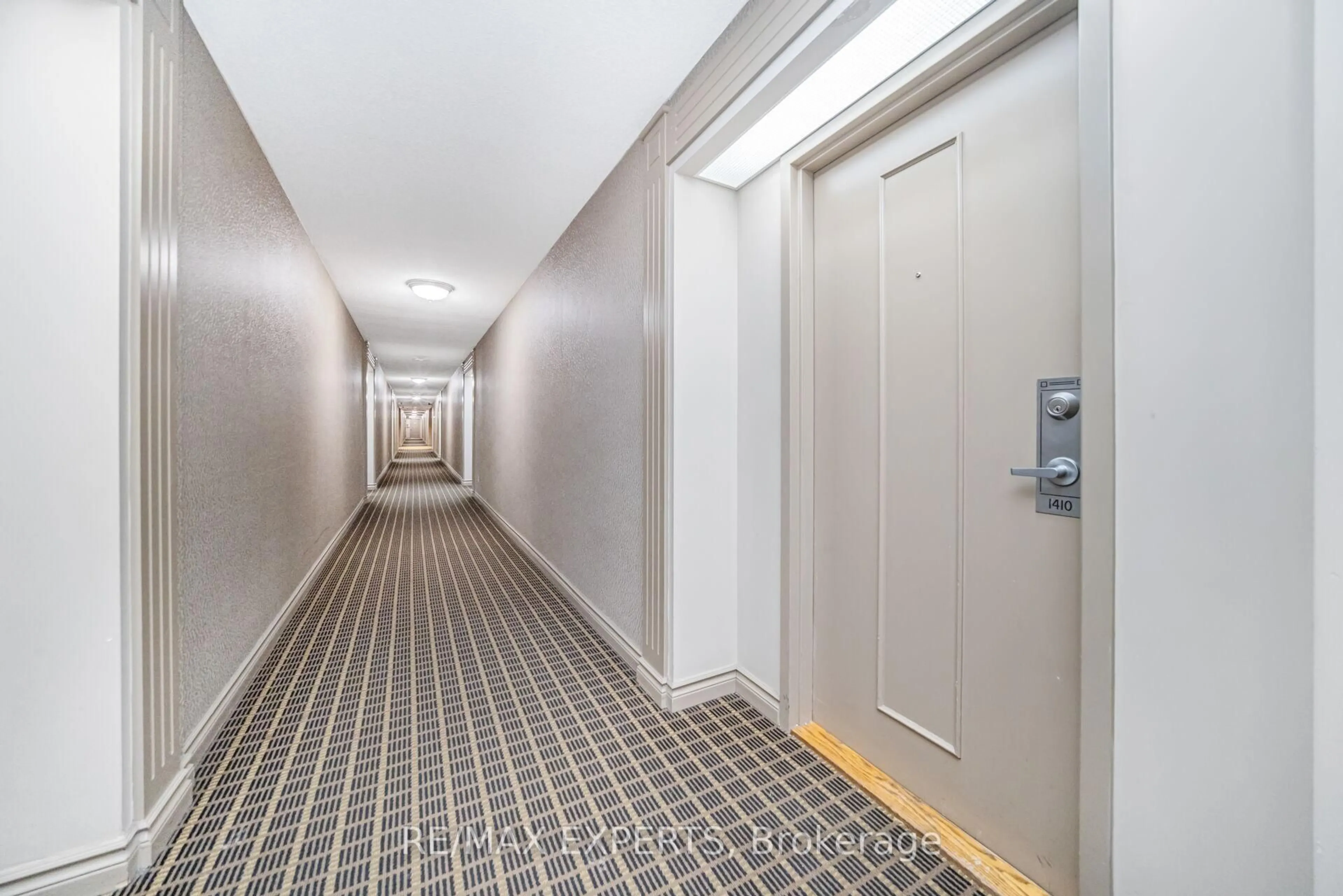 Indoor foyer for 135 Hillcrest Ave #1410, Mississauga Ontario L5B 4B1