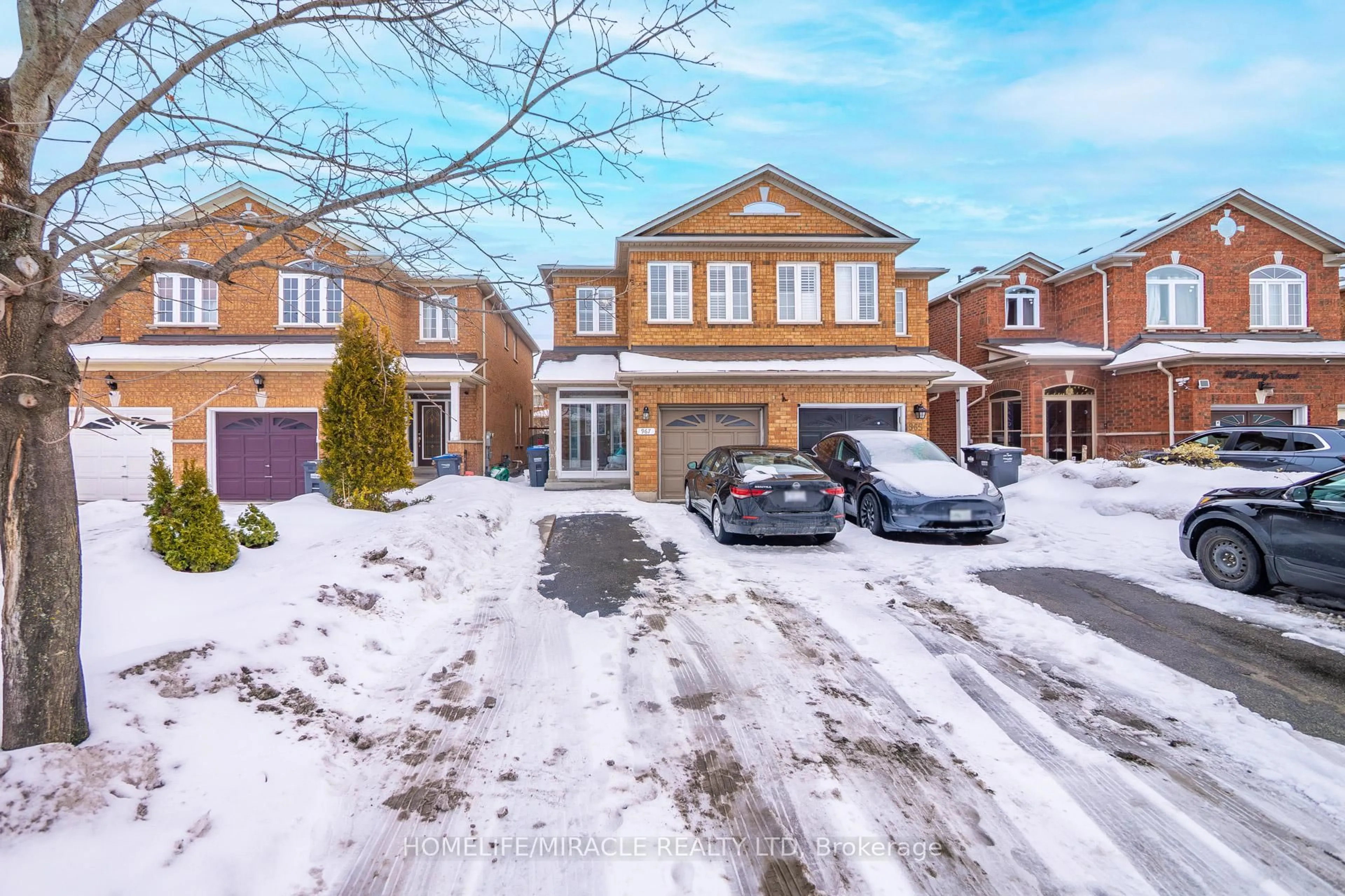 A pic from outside/outdoor area/front of a property/back of a property/a pic from drone, street for 967 Ledbury Cres, Mississauga Ontario L5V 2R3