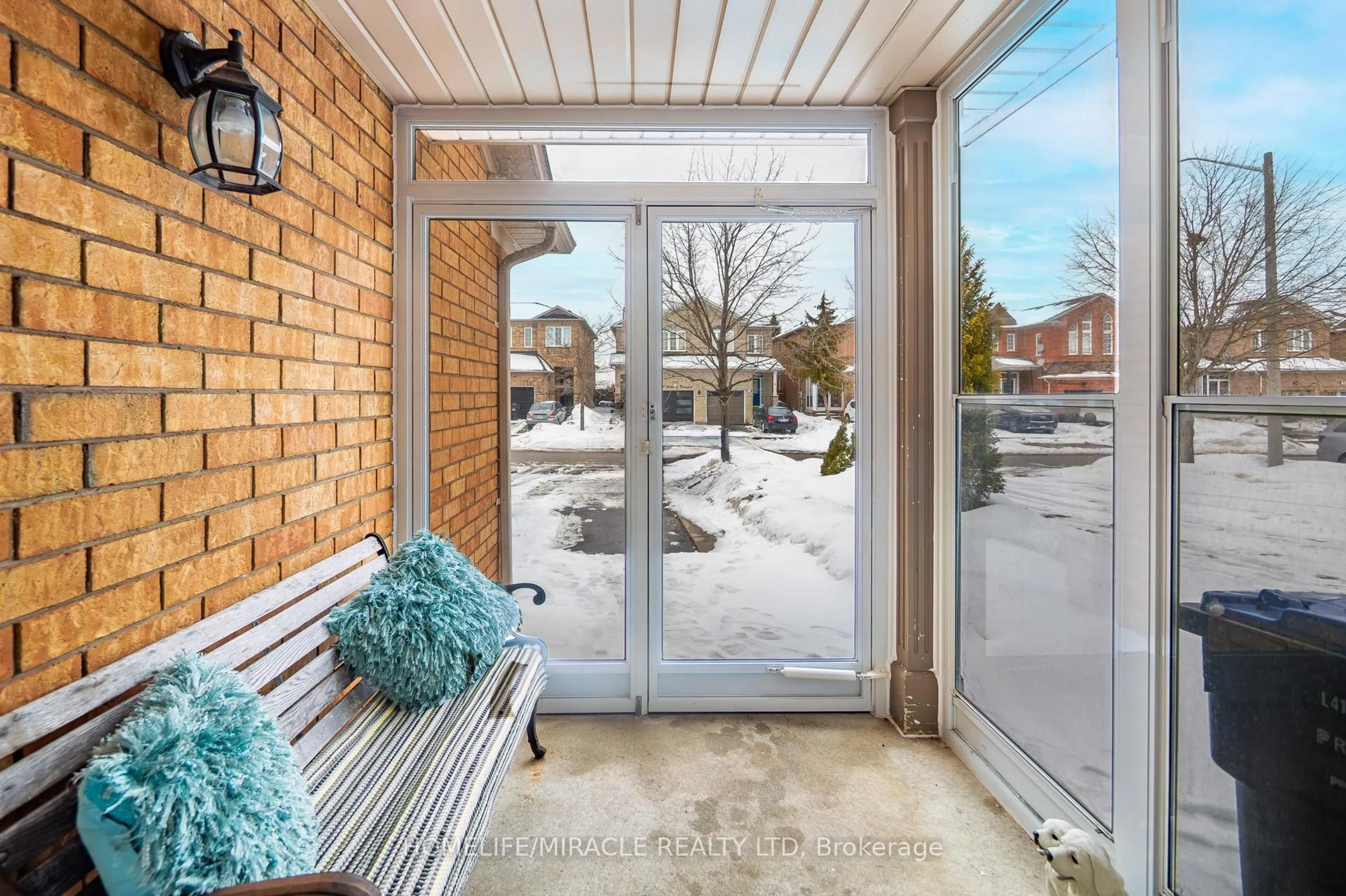 Indoor entryway for 967 Ledbury Cres, Mississauga Ontario L5V 2R3