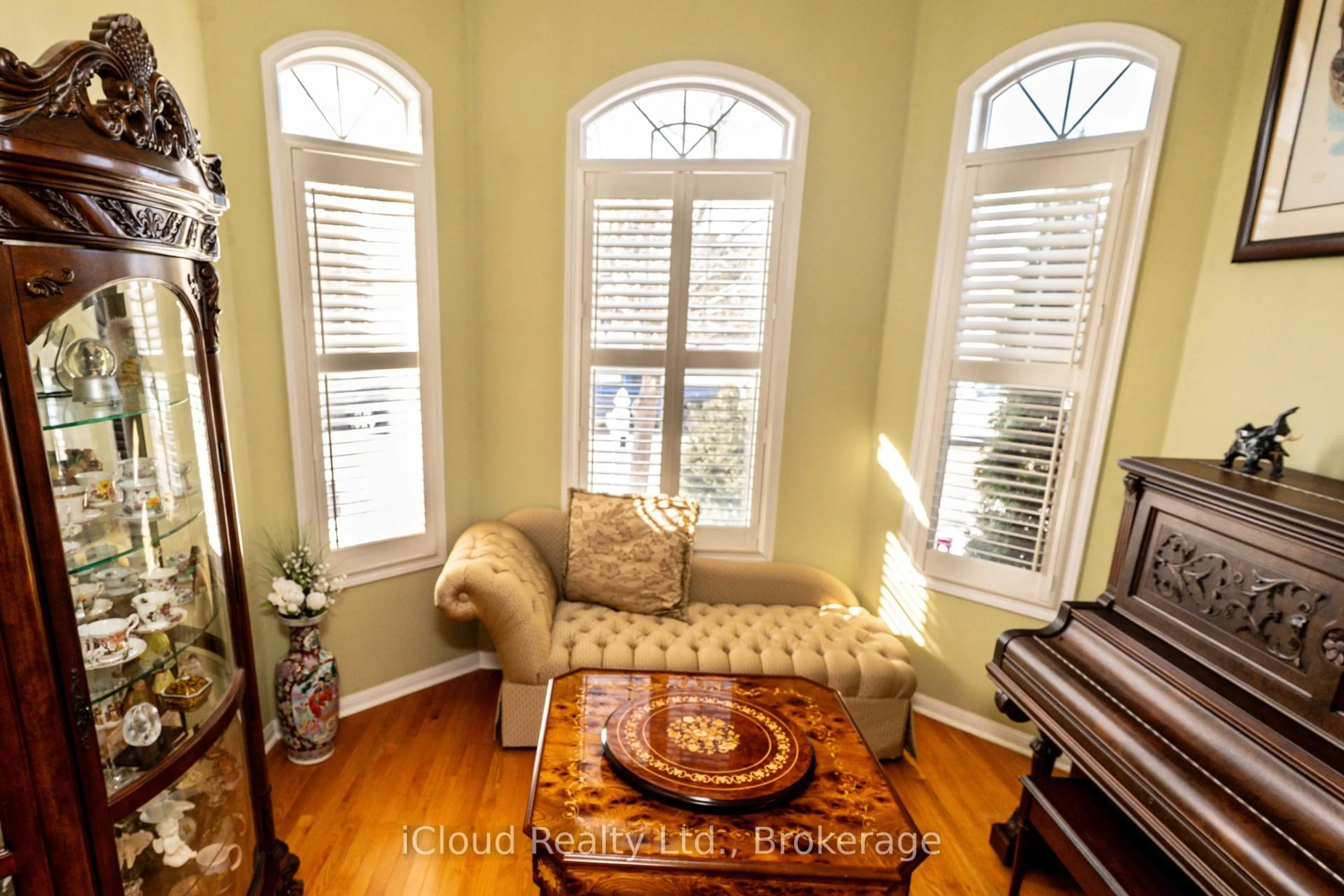 Living room with furniture, unknown for 625 Laughren Cres, Milton Ontario L9T 0G6