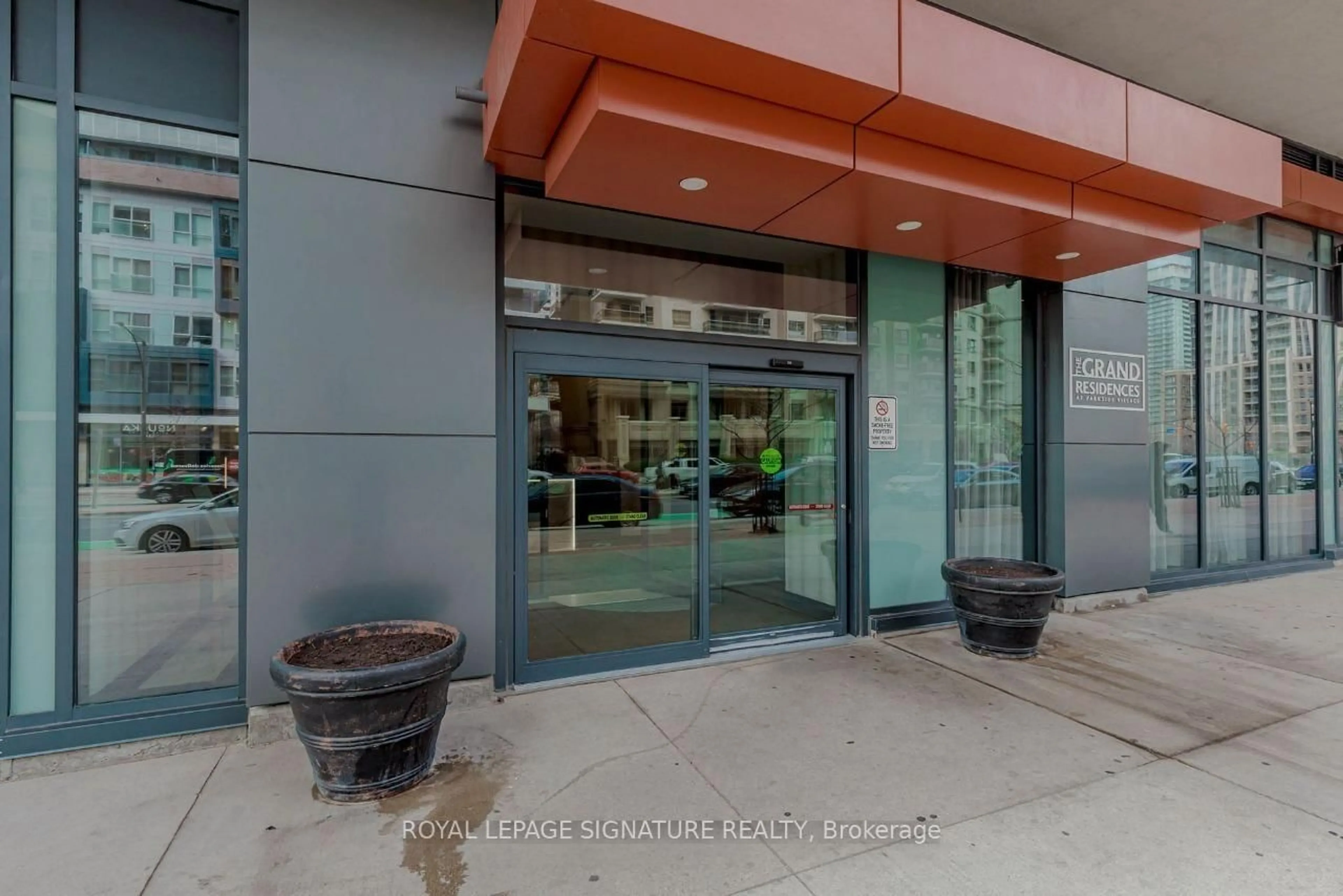 Indoor foyer for 4070 Confederation Pkwy #2109, Mississauga Ontario L5B 0E9