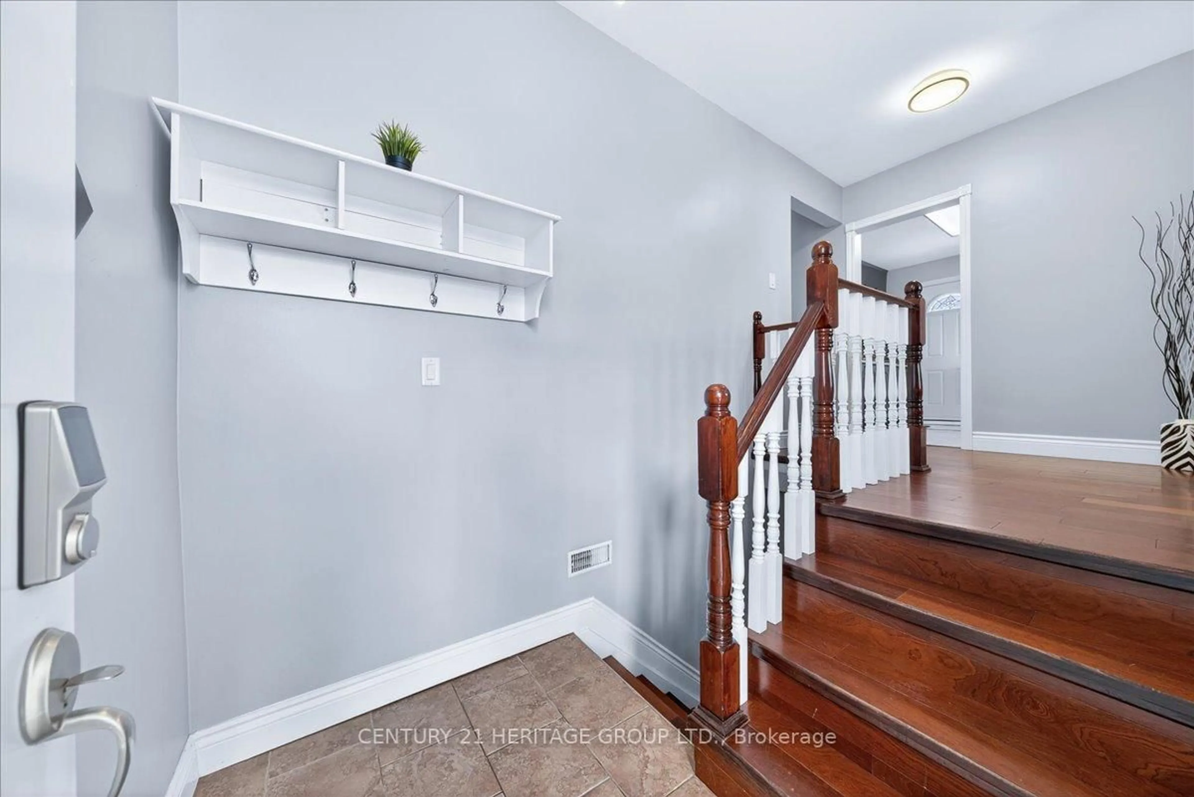Indoor entryway for 130 Rangoon Rd, Toronto Ontario M9C 4P2