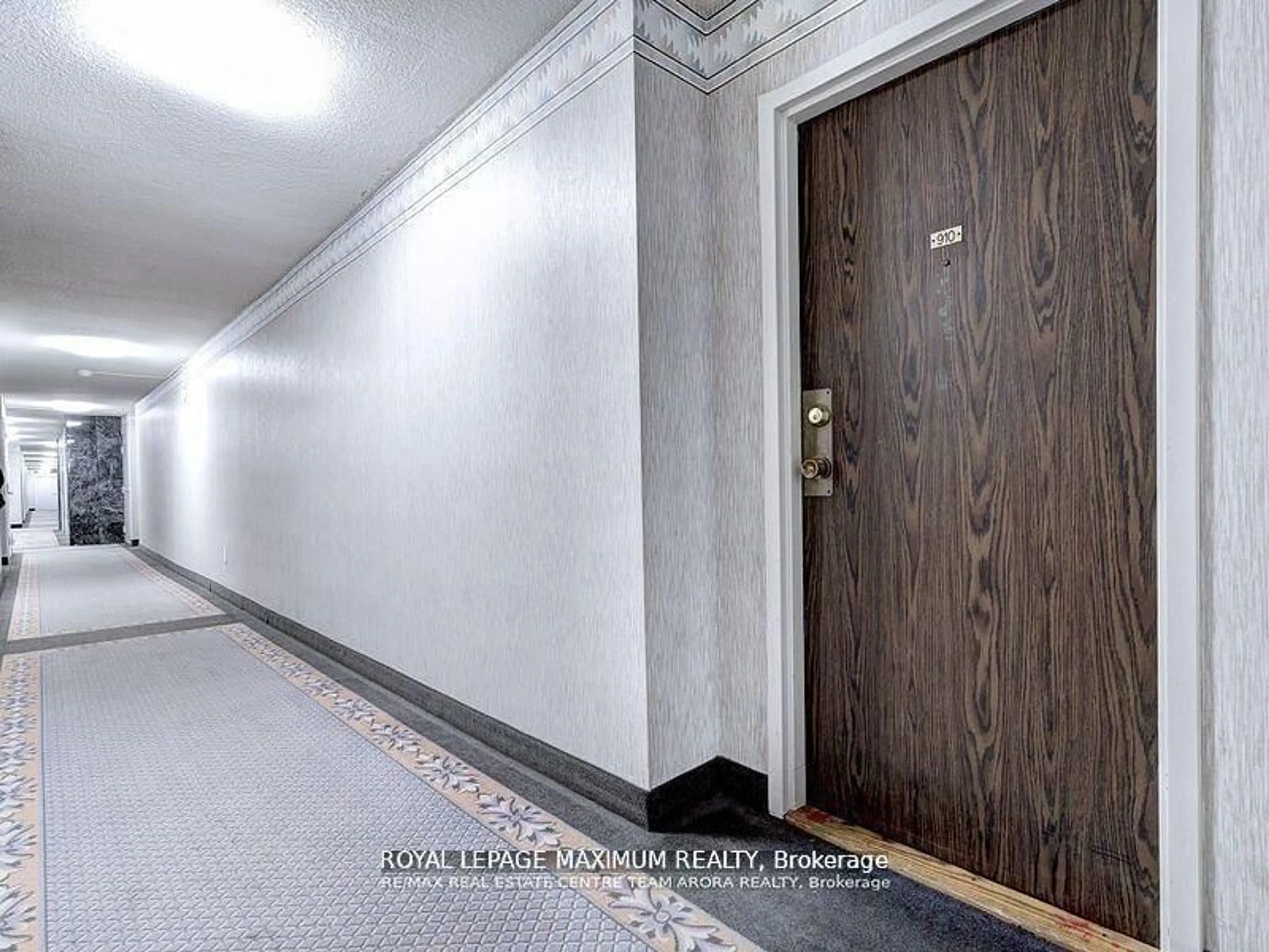 Indoor foyer for 15 Kensington Rd #1912, Brampton Ontario L6T 3W2