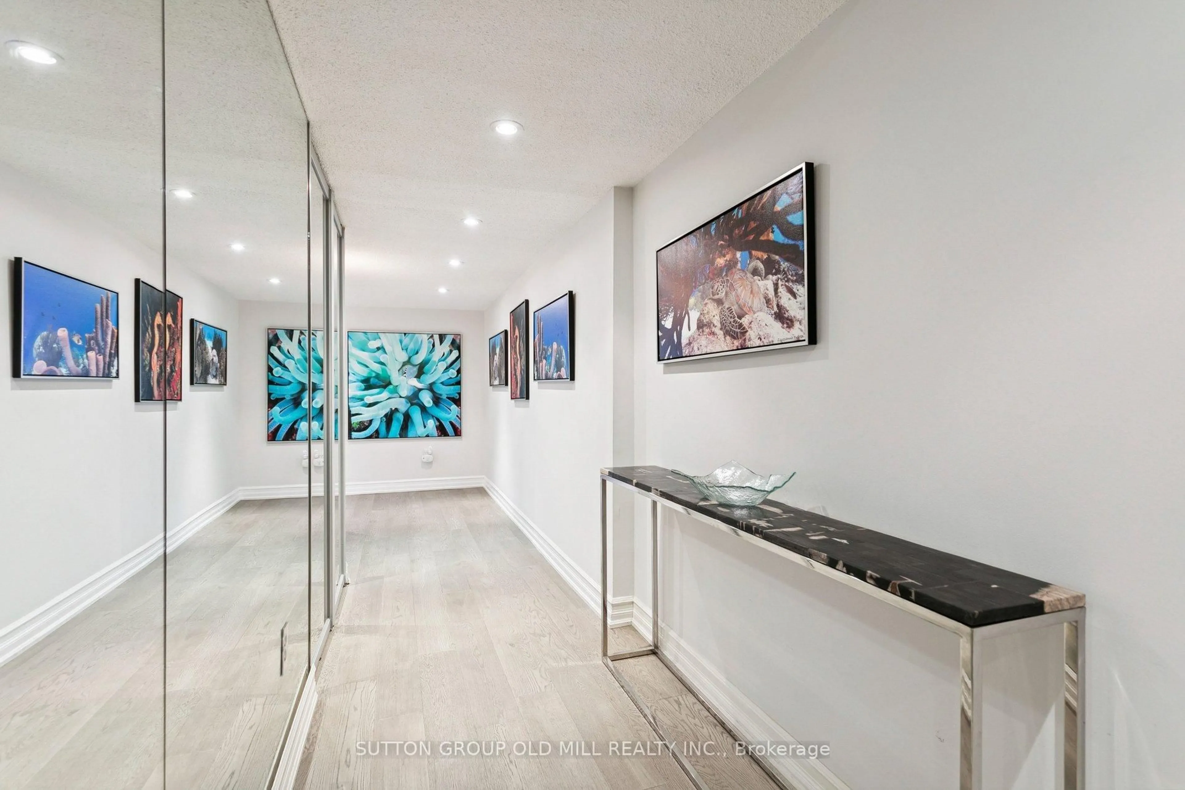 Indoor foyer for 2045 Lakeshore Blvd ##406, Toronto Ontario M8V 2Z6