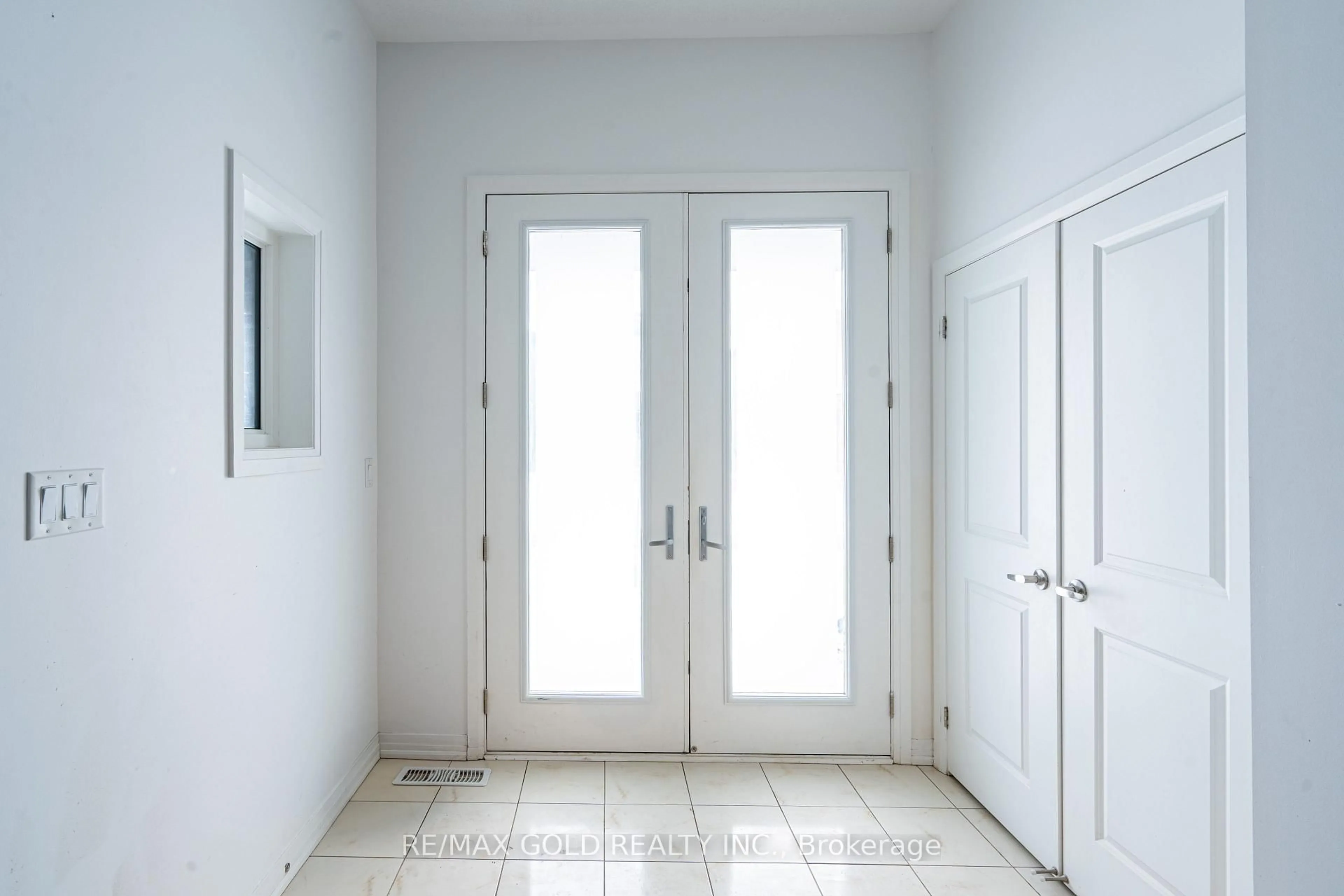 Indoor entryway for 18 Haydrop Rd, Brampton Ontario L6P 4P3