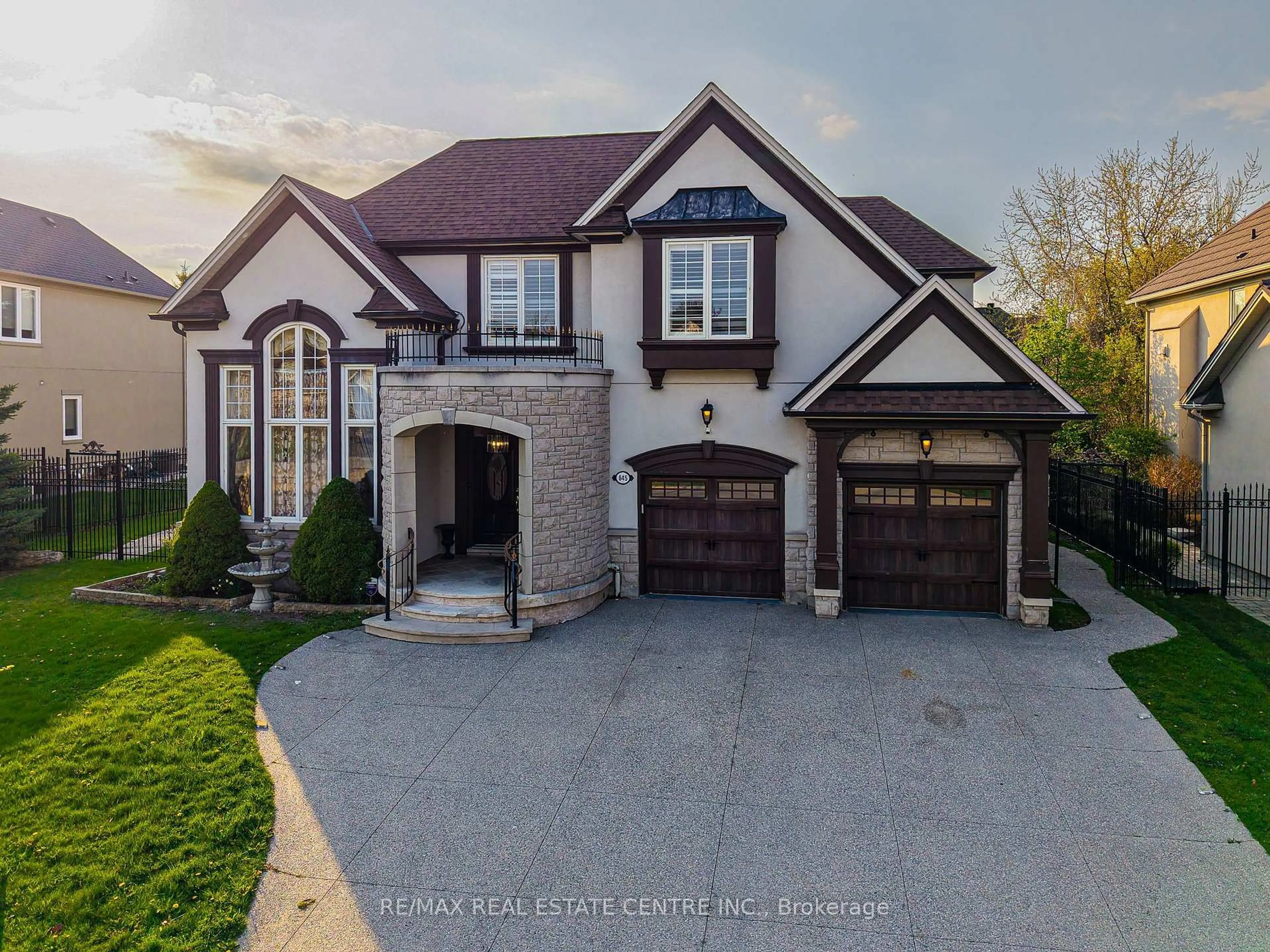 Home with brick exterior material, street for 645 Cranleigh Crt, Mississauga Ontario L5H 4L4