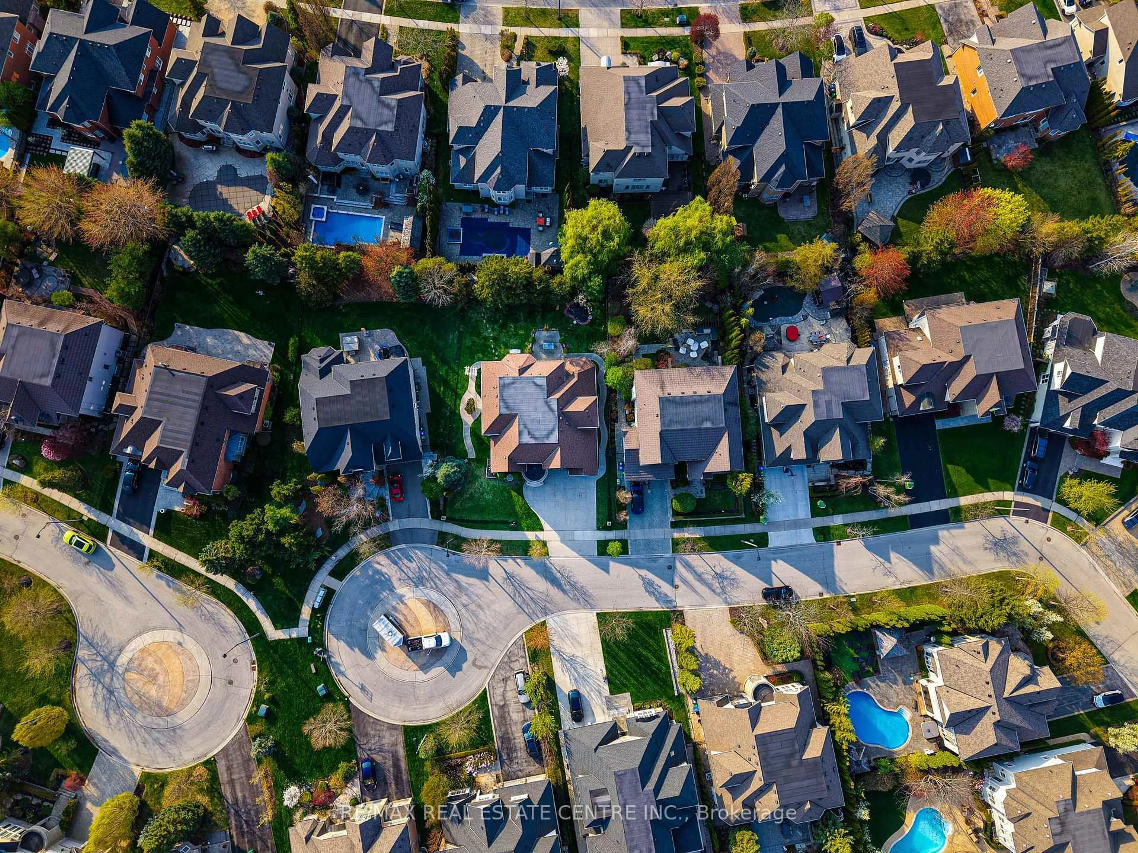 A pic from outside/outdoor area/front of a property/back of a property/a pic from drone, street for 645 Cranleigh Crt, Mississauga Ontario L5H 4L4