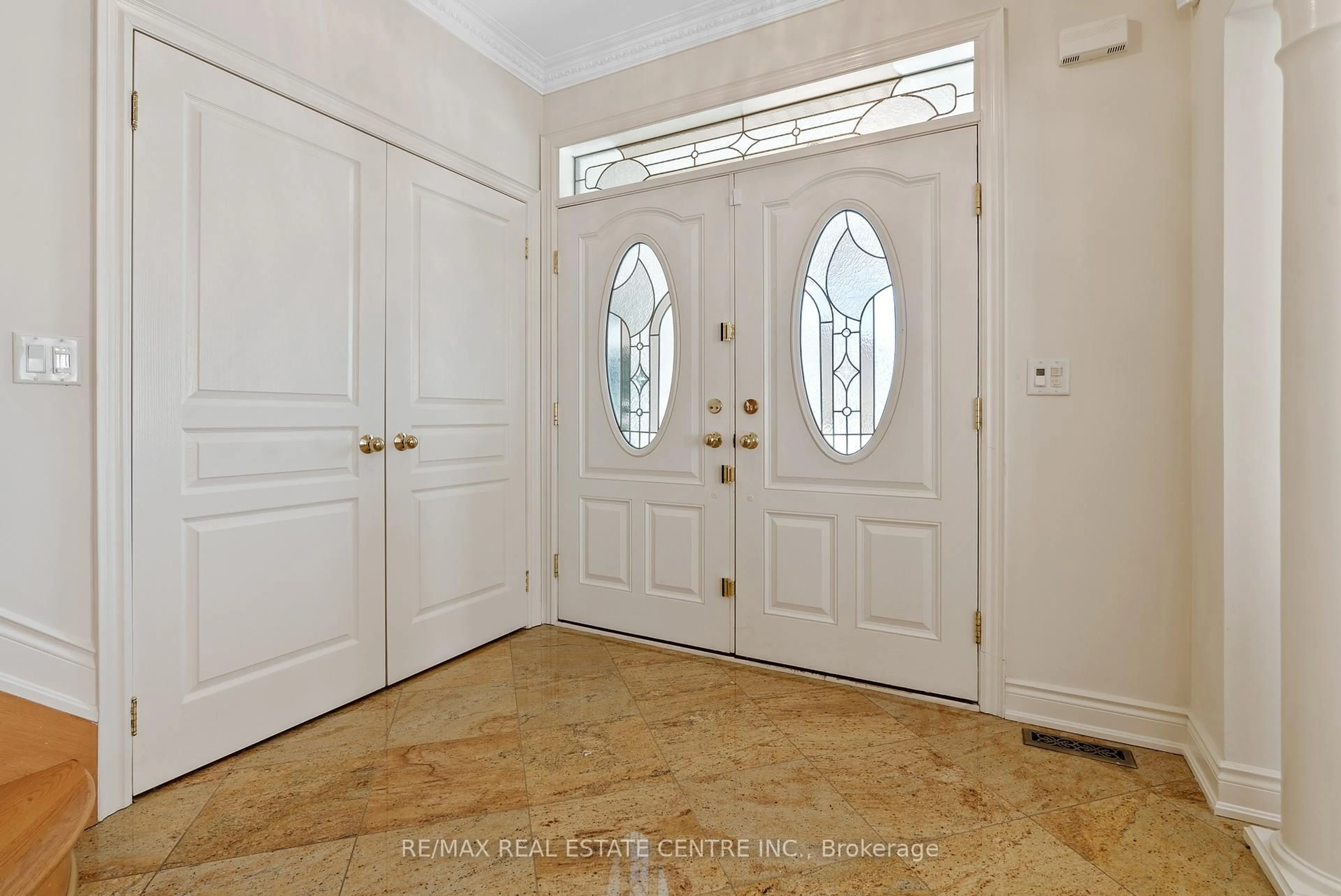 Indoor entryway for 645 Cranleigh Crt, Mississauga Ontario L5H 4L4