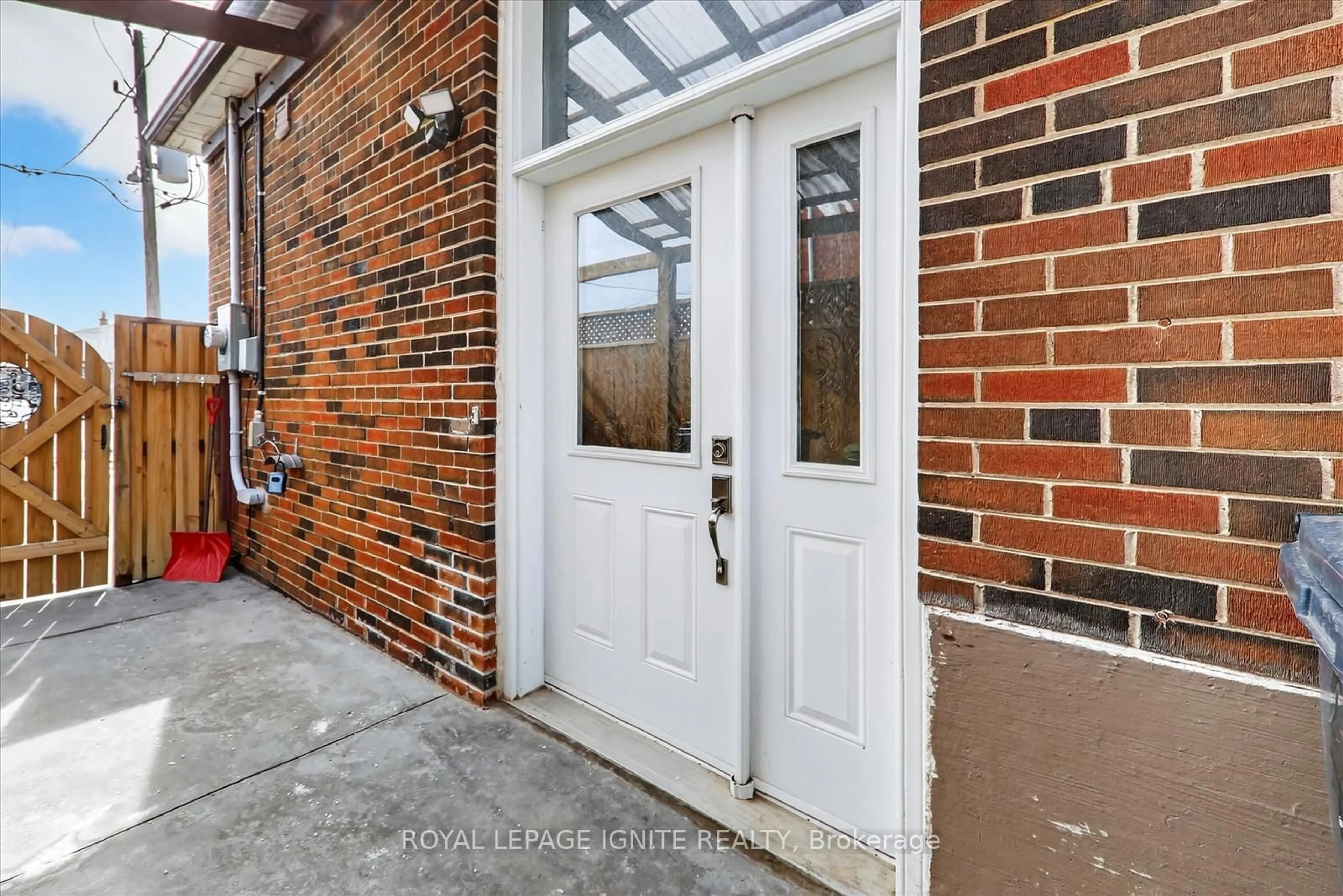 Indoor entryway for 12 Kanarick Cres, Toronto Ontario M3L 1P4