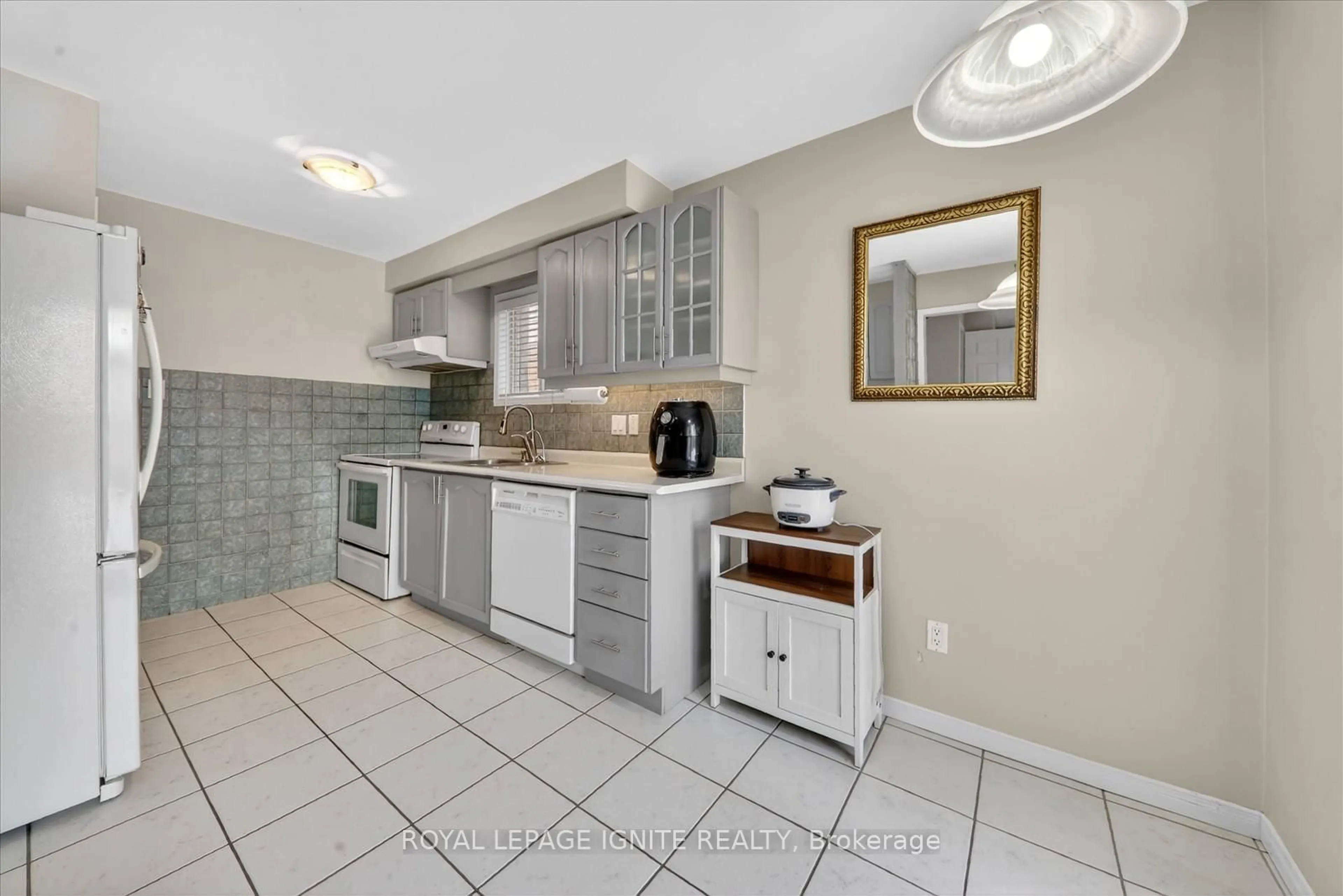Standard kitchen, ceramic/tile floor for 136 Chipmunk Cres, Brampton Ontario L6R 1B7