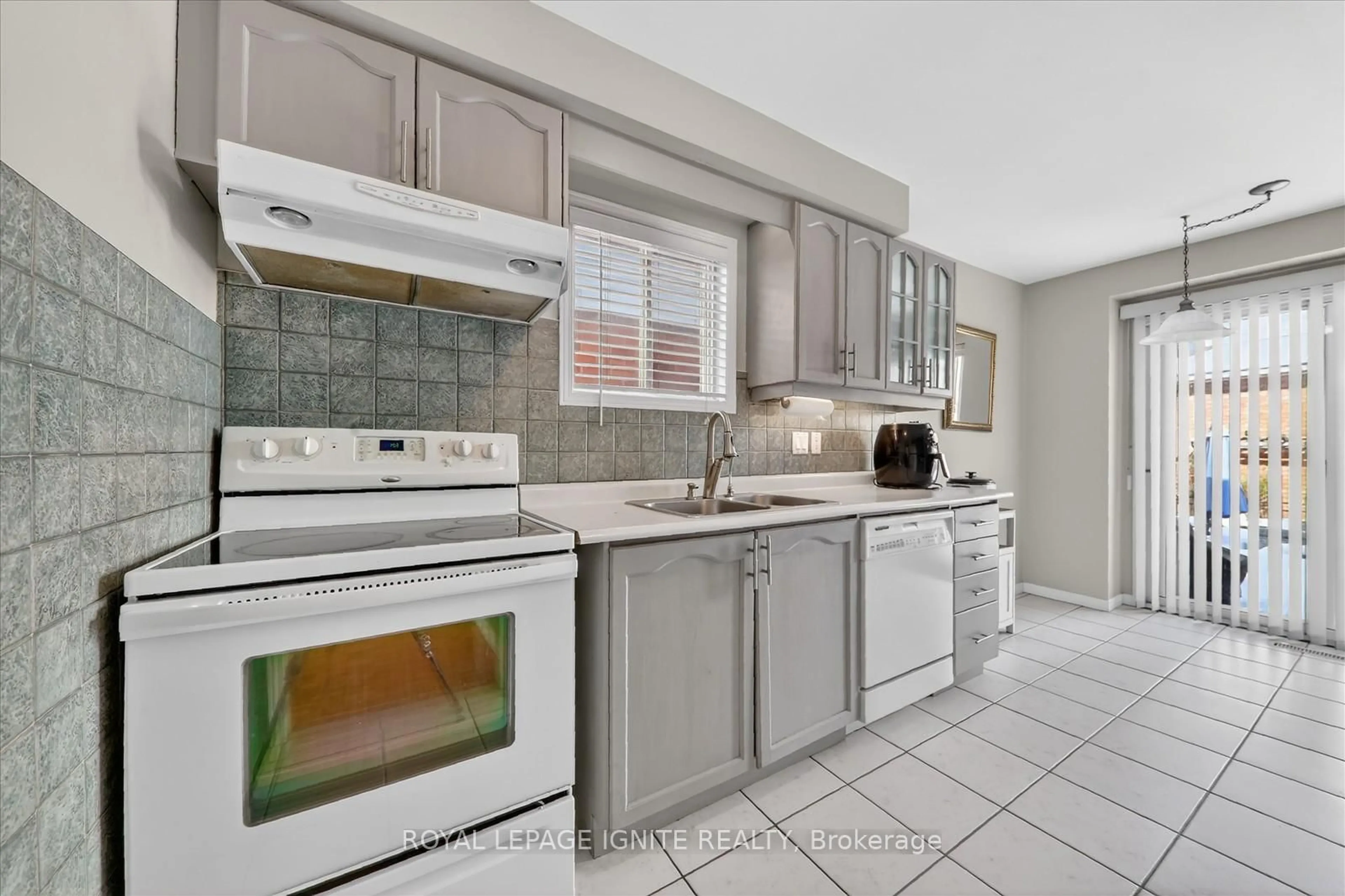Open concept kitchen, ceramic/tile floor for 136 Chipmunk Cres, Brampton Ontario L6R 1B7