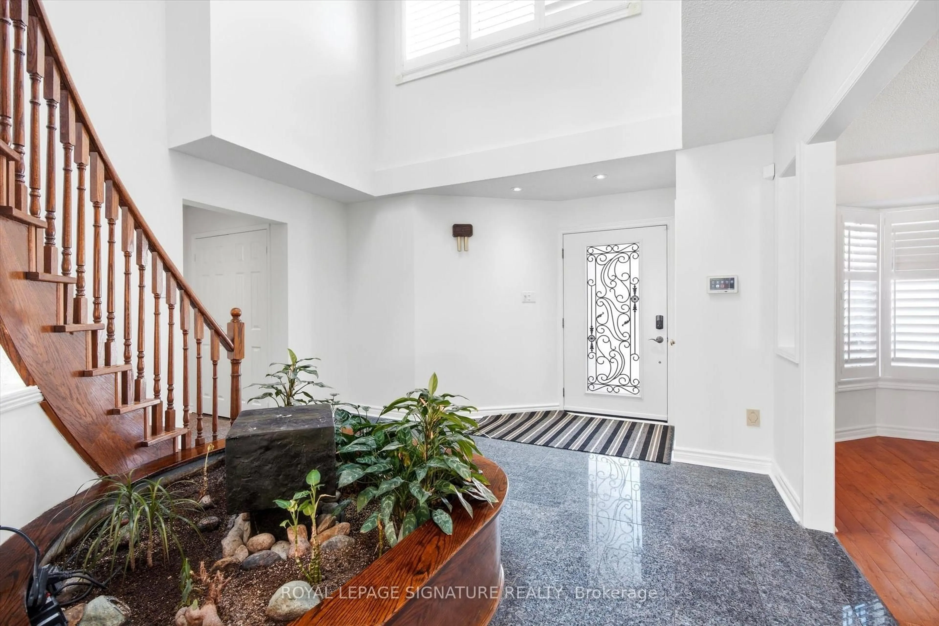 Indoor foyer for 81 Parkside Dr, Brampton Ontario L6Y 3A2