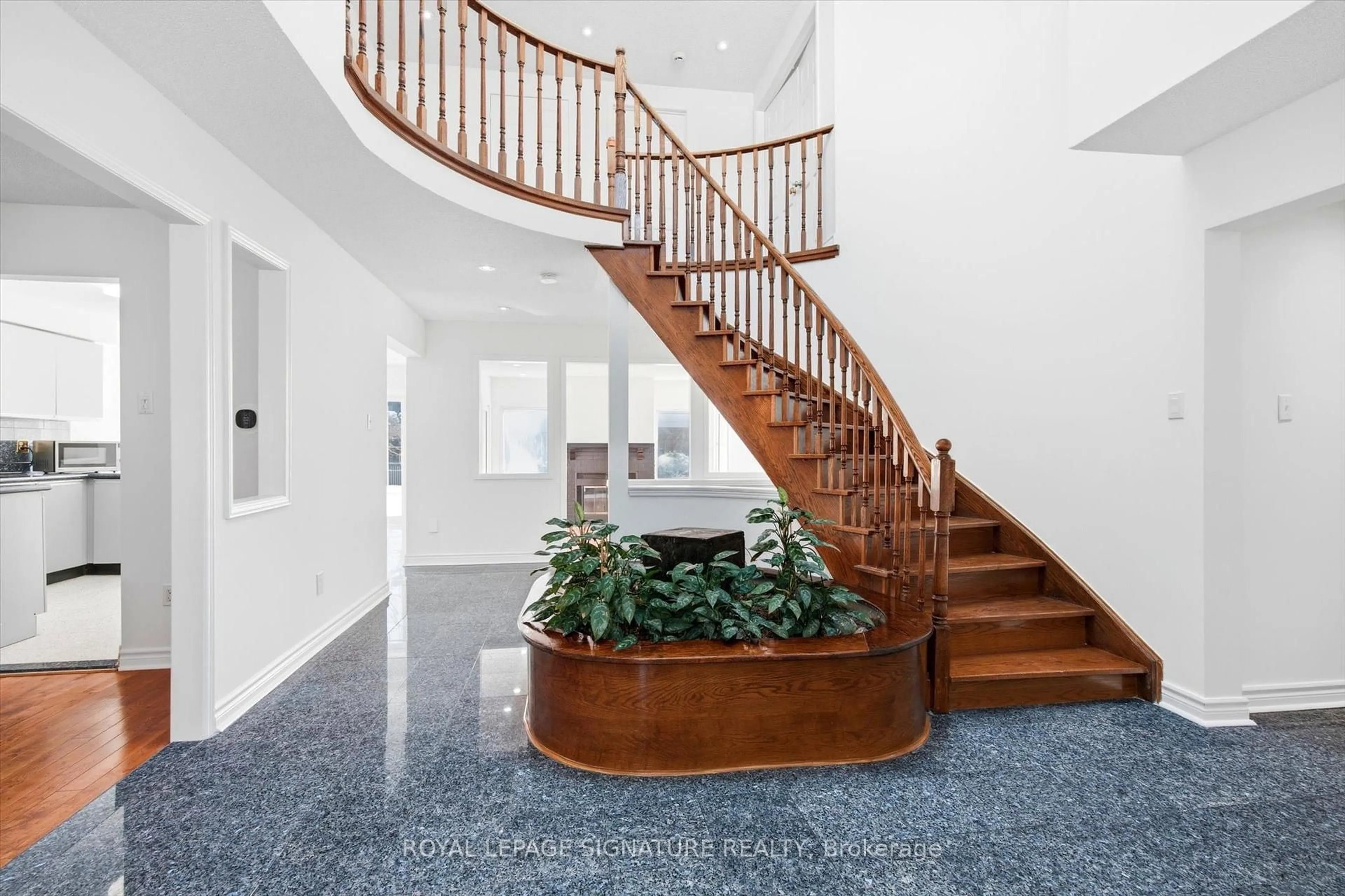 Indoor foyer for 81 Parkside Dr, Brampton Ontario L6Y 3A2