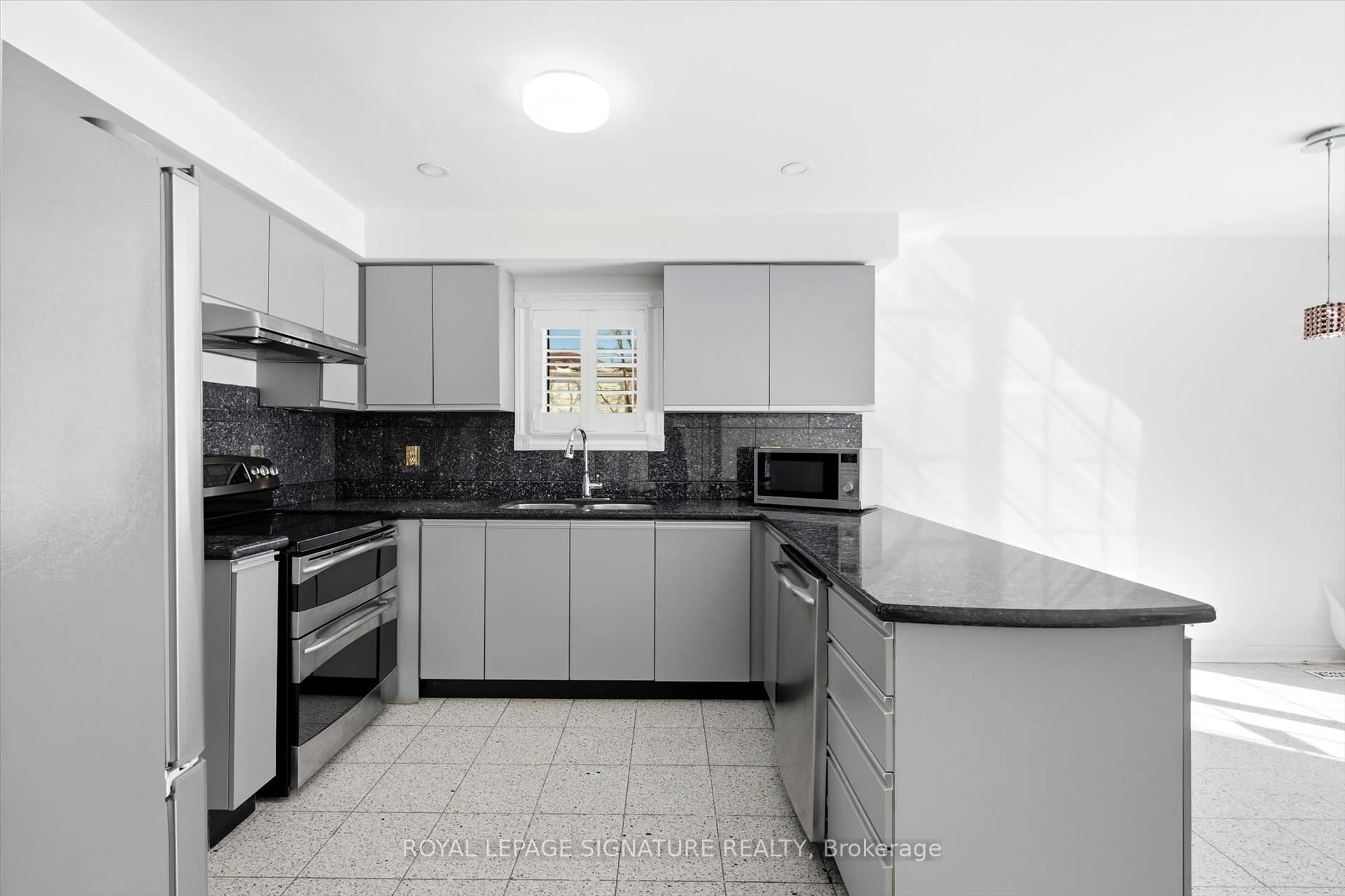 Standard kitchen, ceramic/tile floor for 81 Parkside Dr, Brampton Ontario L6Y 3A2