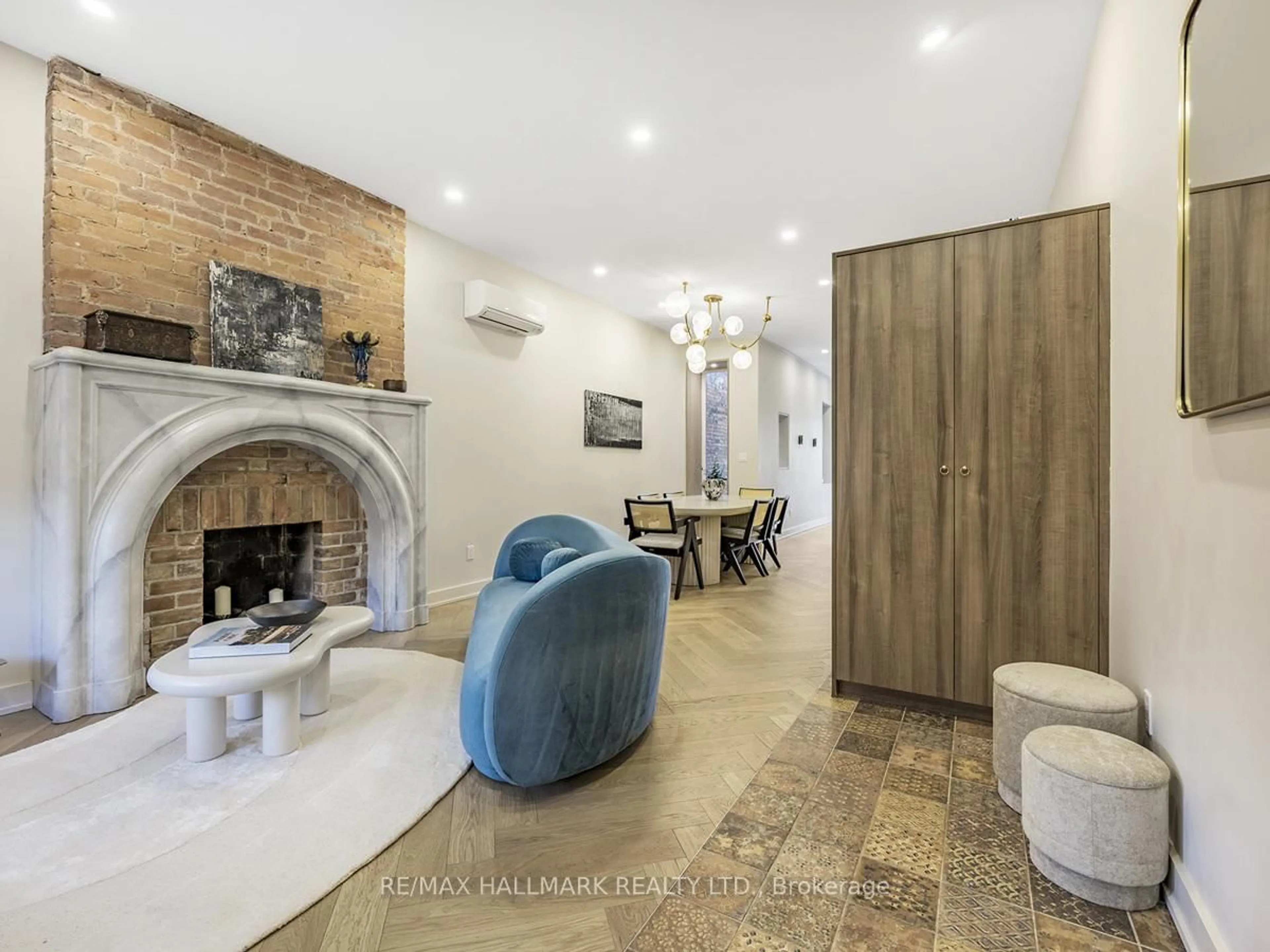 Living room with furniture, unknown for 40 Fuller Ave, Toronto Ontario M6R 2C3