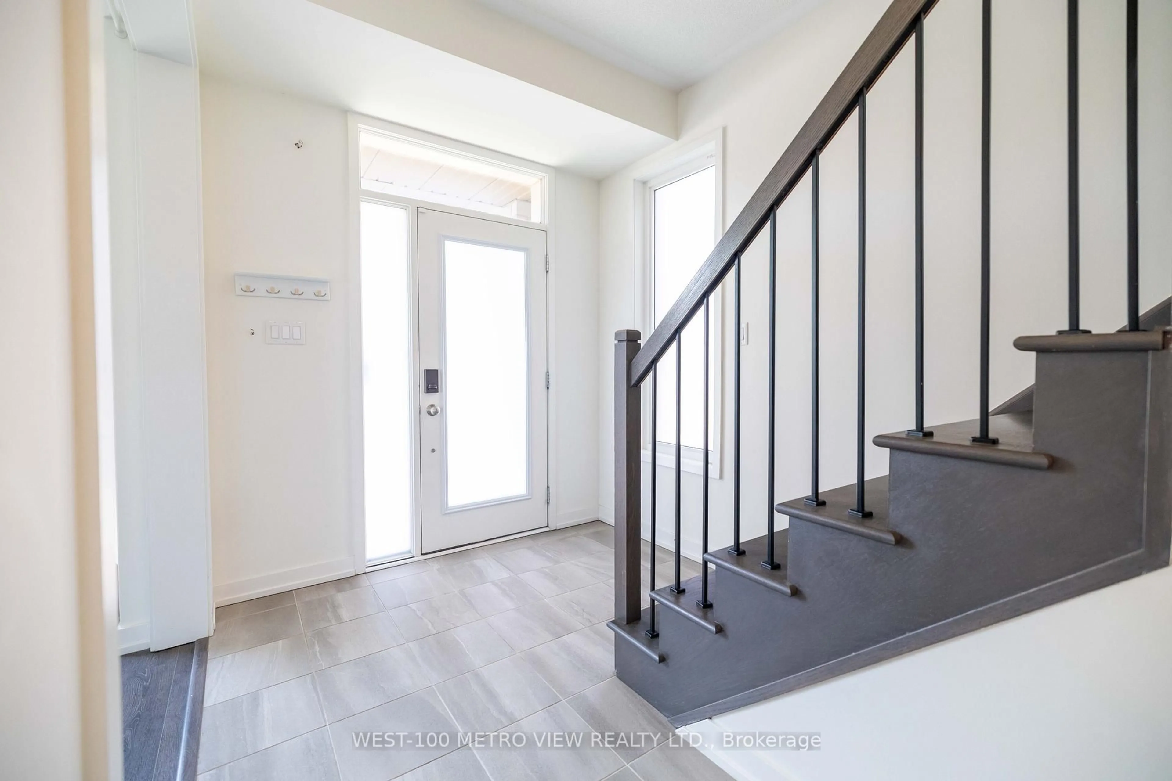 Indoor entryway for 3141 Ernest Appelbe Blvd, Oakville Ontario L6H 0N8