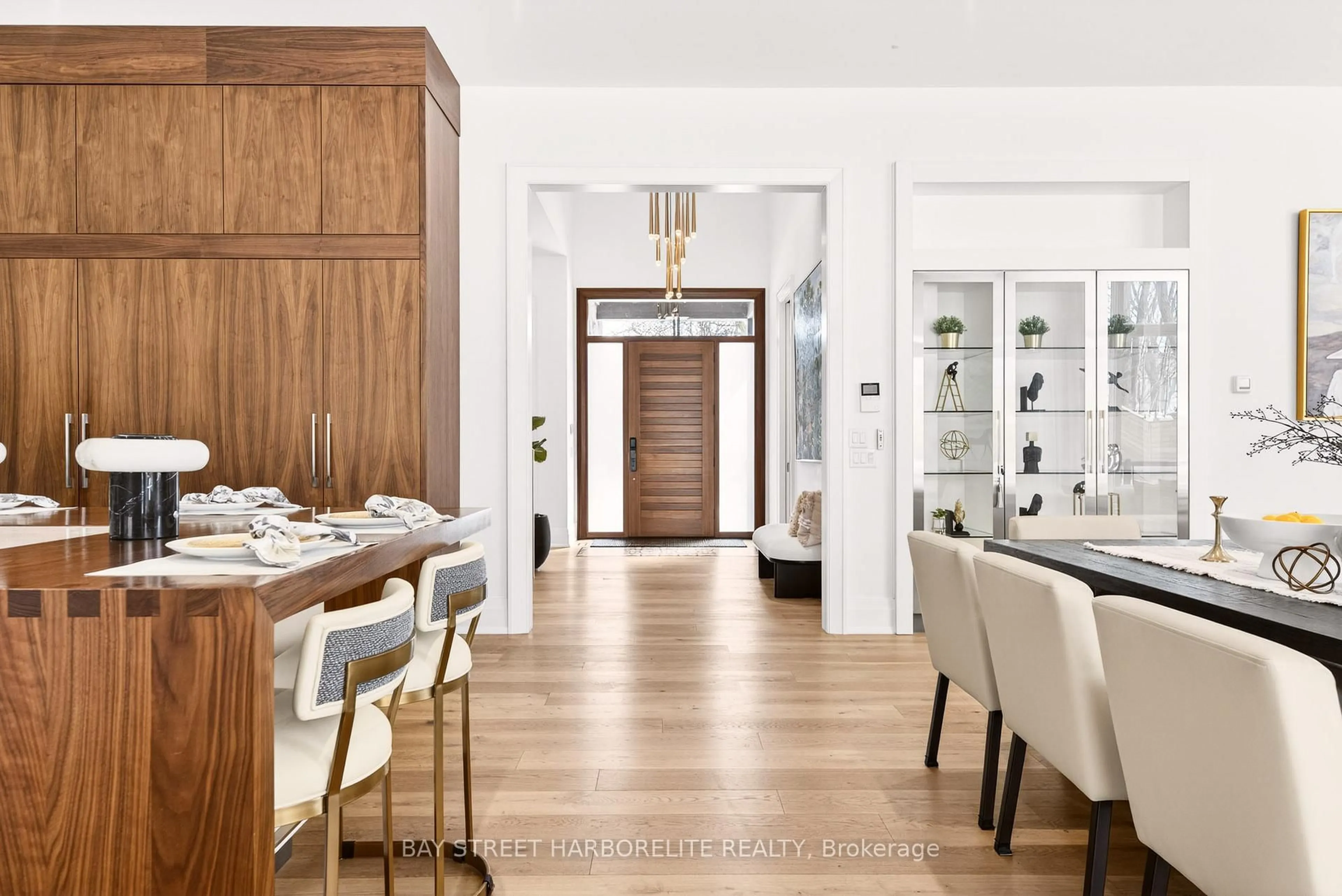 Dining room, wood/laminate floor for 1261 Pinegrove Rd, Oakville Ontario L6L 2W8