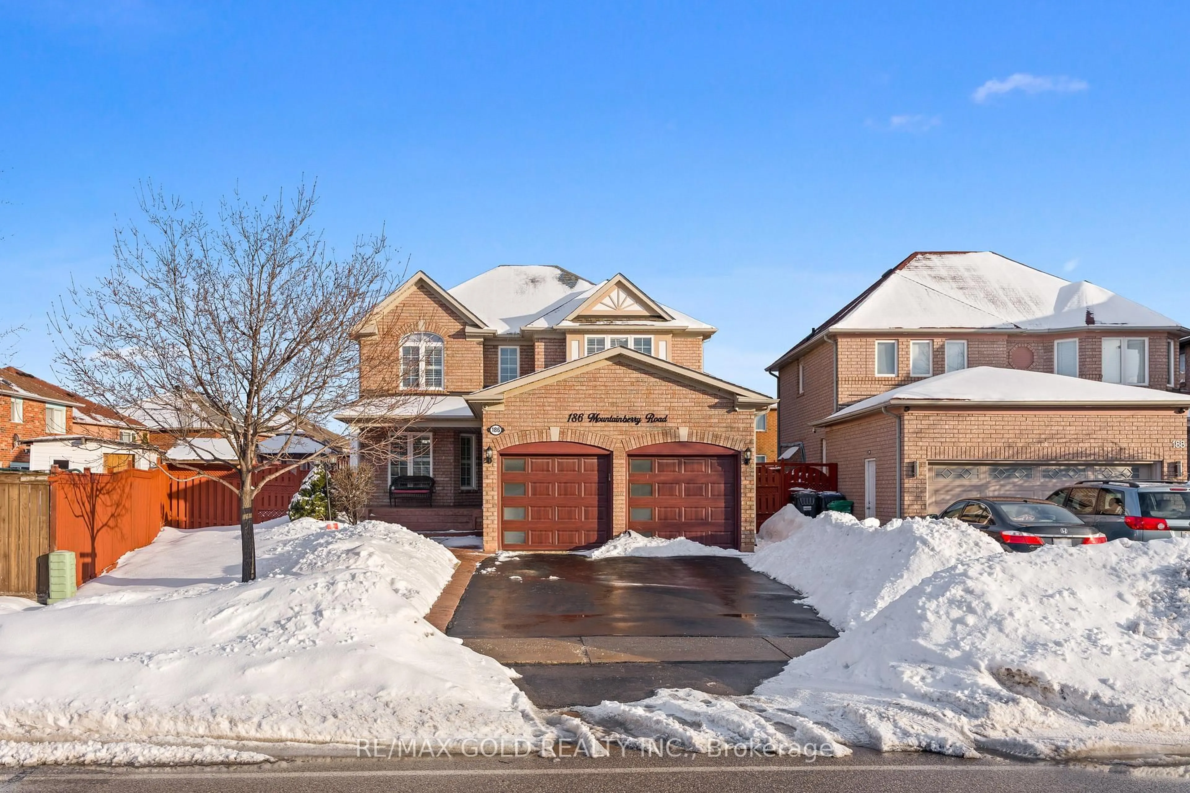 A pic from outside/outdoor area/front of a property/back of a property/a pic from drone, street for 186 Mountainberry Rd, Brampton Ontario L6R 2L2