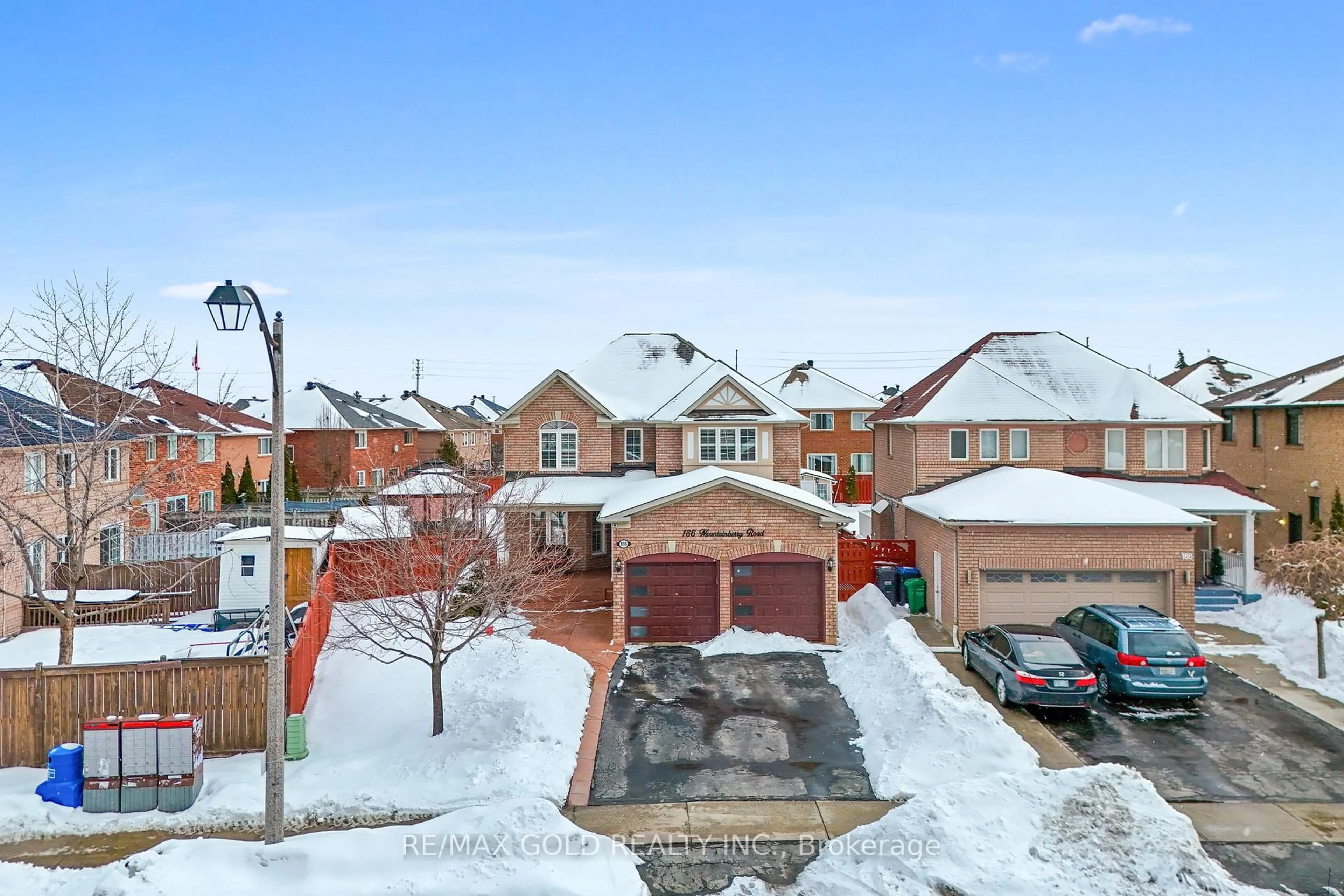 A pic from outside/outdoor area/front of a property/back of a property/a pic from drone, street for 186 Mountainberry Rd, Brampton Ontario L6R 2L2