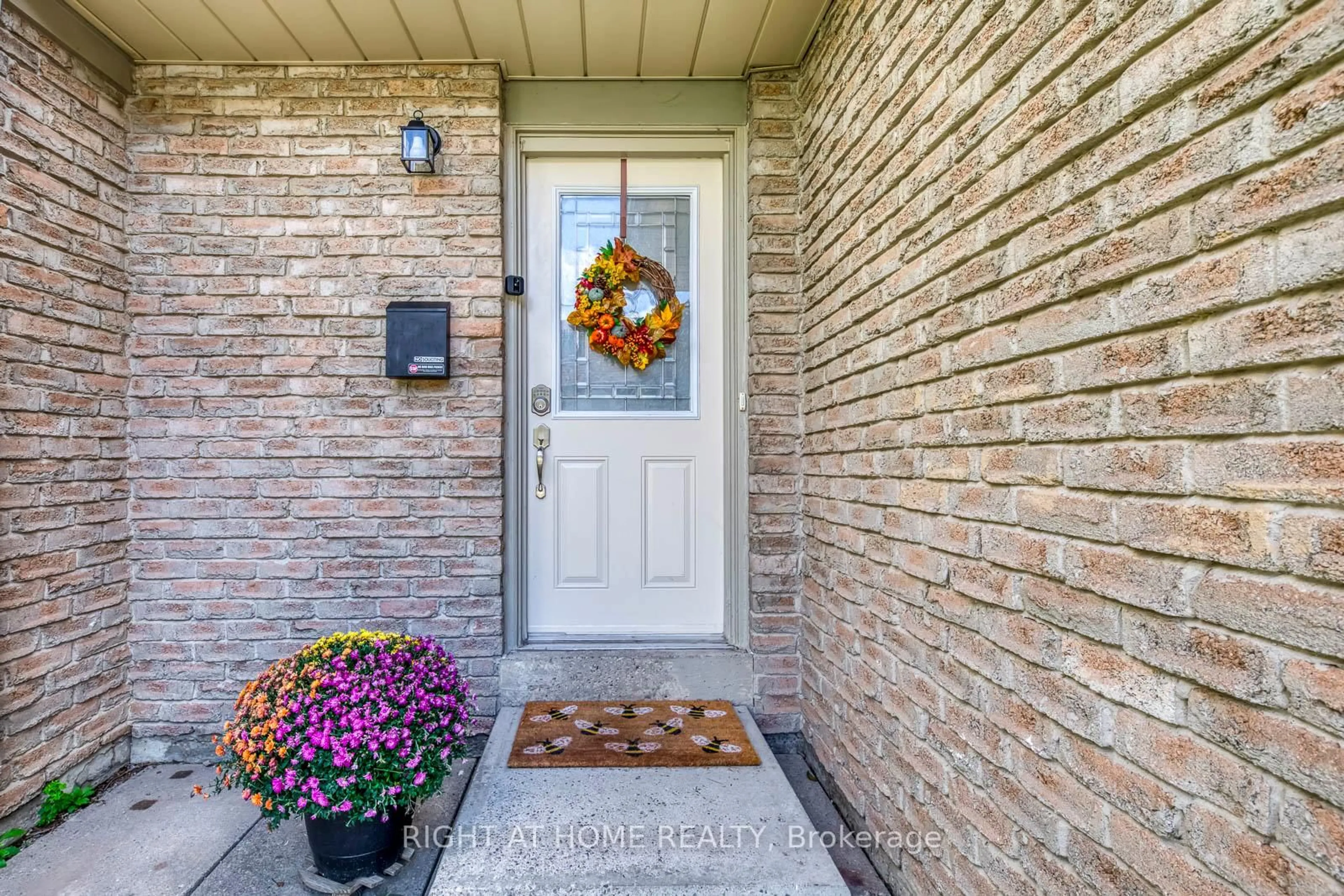 Indoor entryway for 132 Ashton Cres, Brampton Ontario L6S 3J9