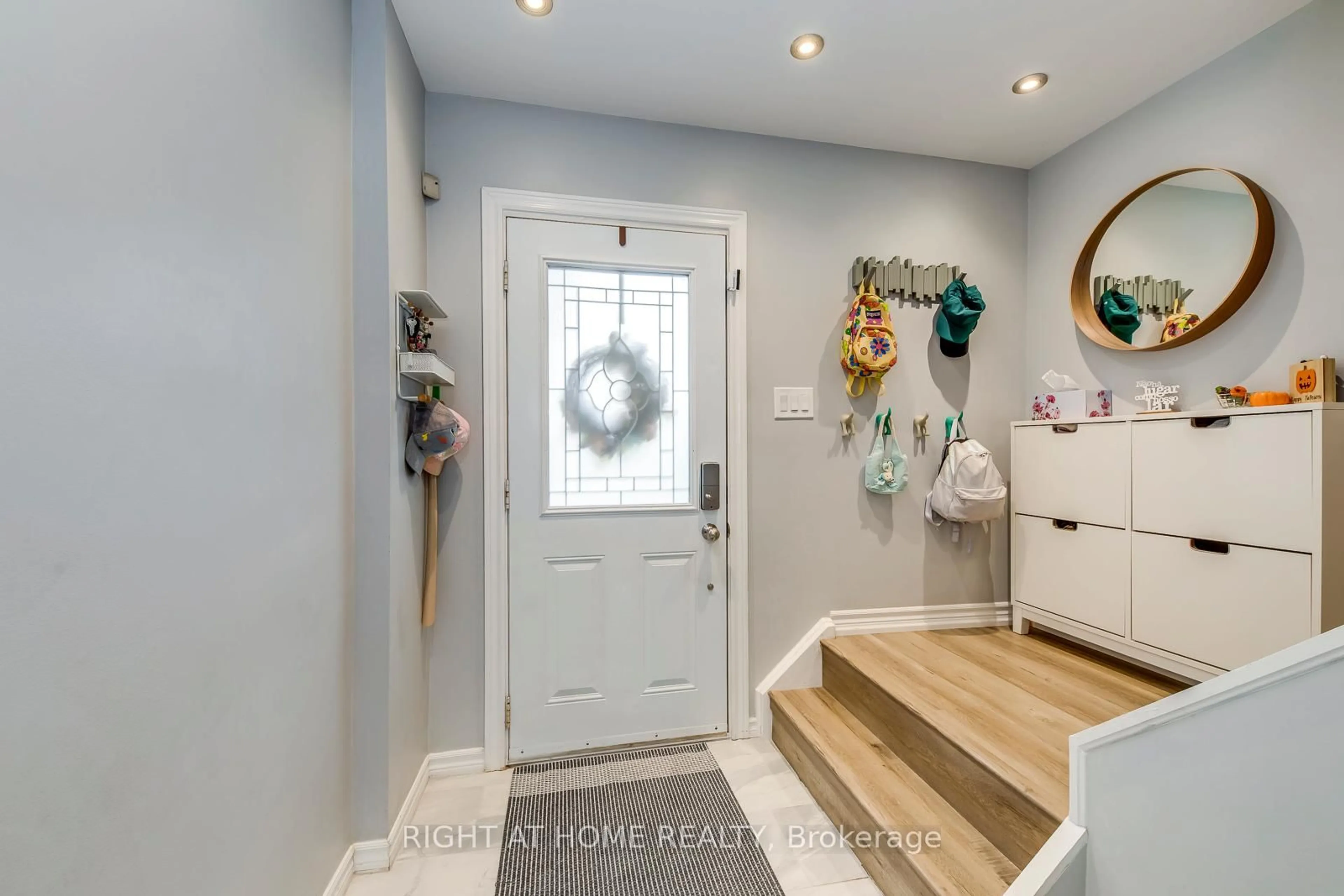 Indoor entryway for 132 Ashton Cres, Brampton Ontario L6S 3J9