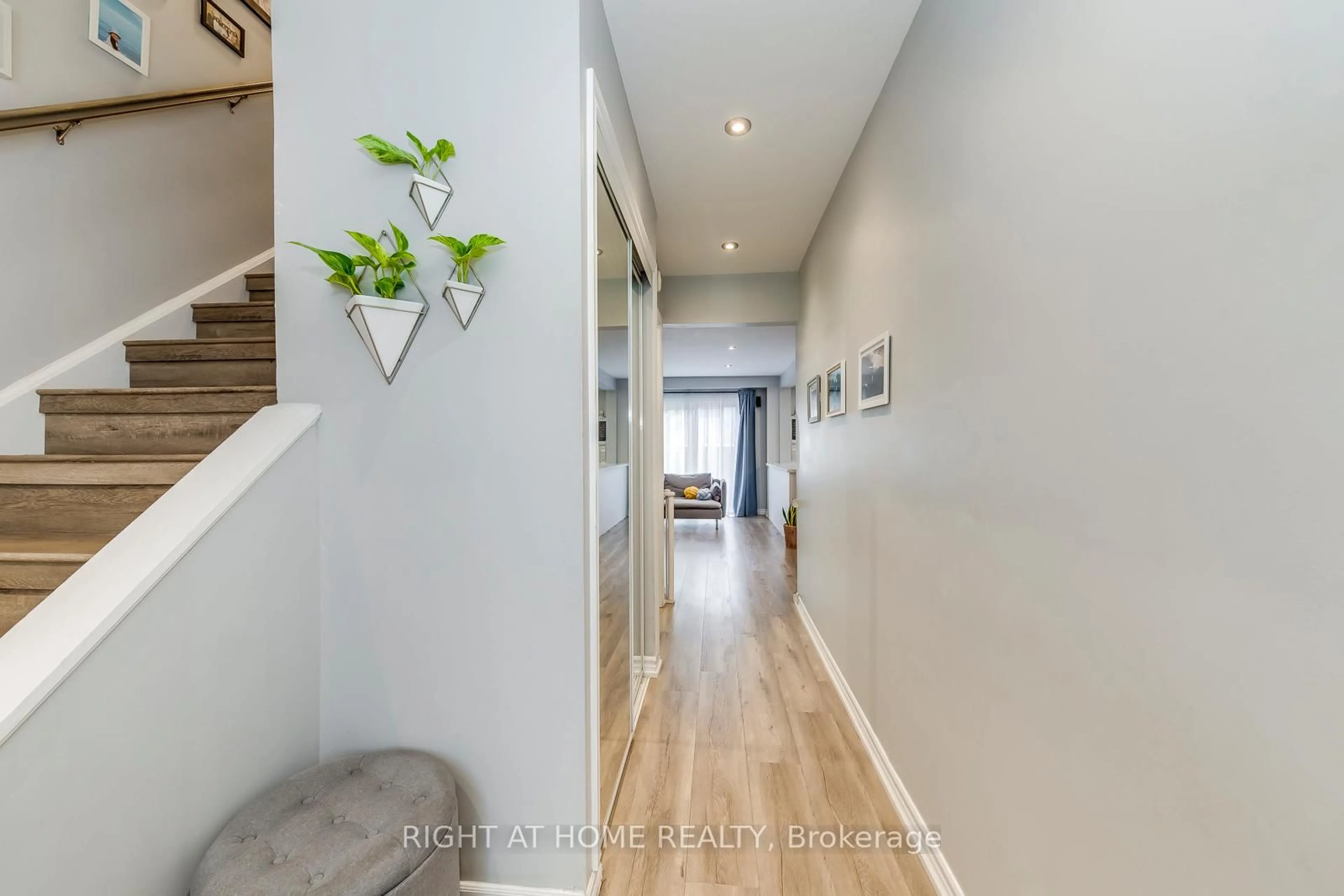 Indoor entryway for 132 Ashton Cres, Brampton Ontario L6S 3J9