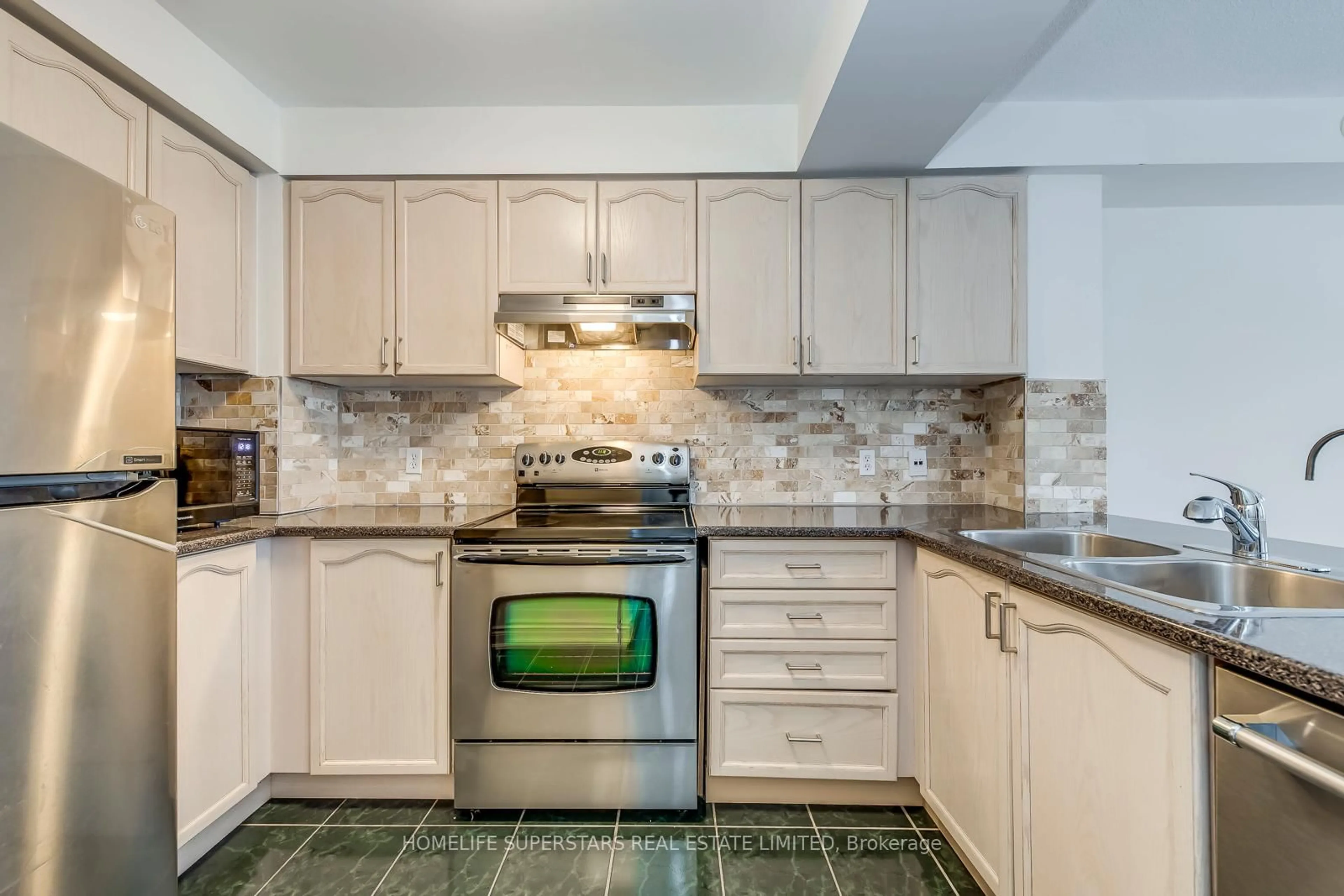 Standard kitchen, ceramic/tile floor for 605 Shoreline Dr #11, Mississauga Ontario L5B 4K3