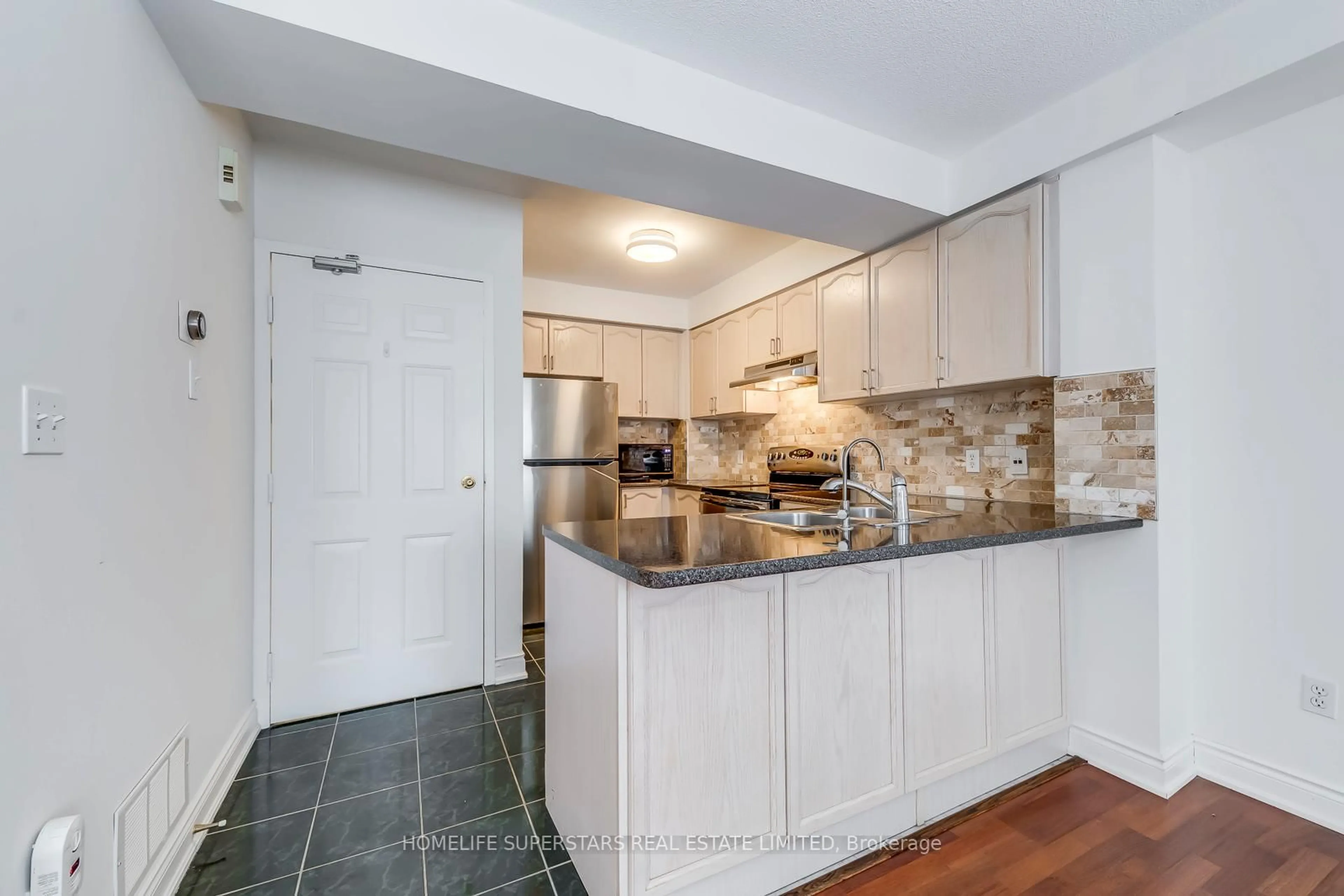 Standard kitchen, ceramic/tile floor for 605 Shoreline Dr #11, Mississauga Ontario L5B 4K3