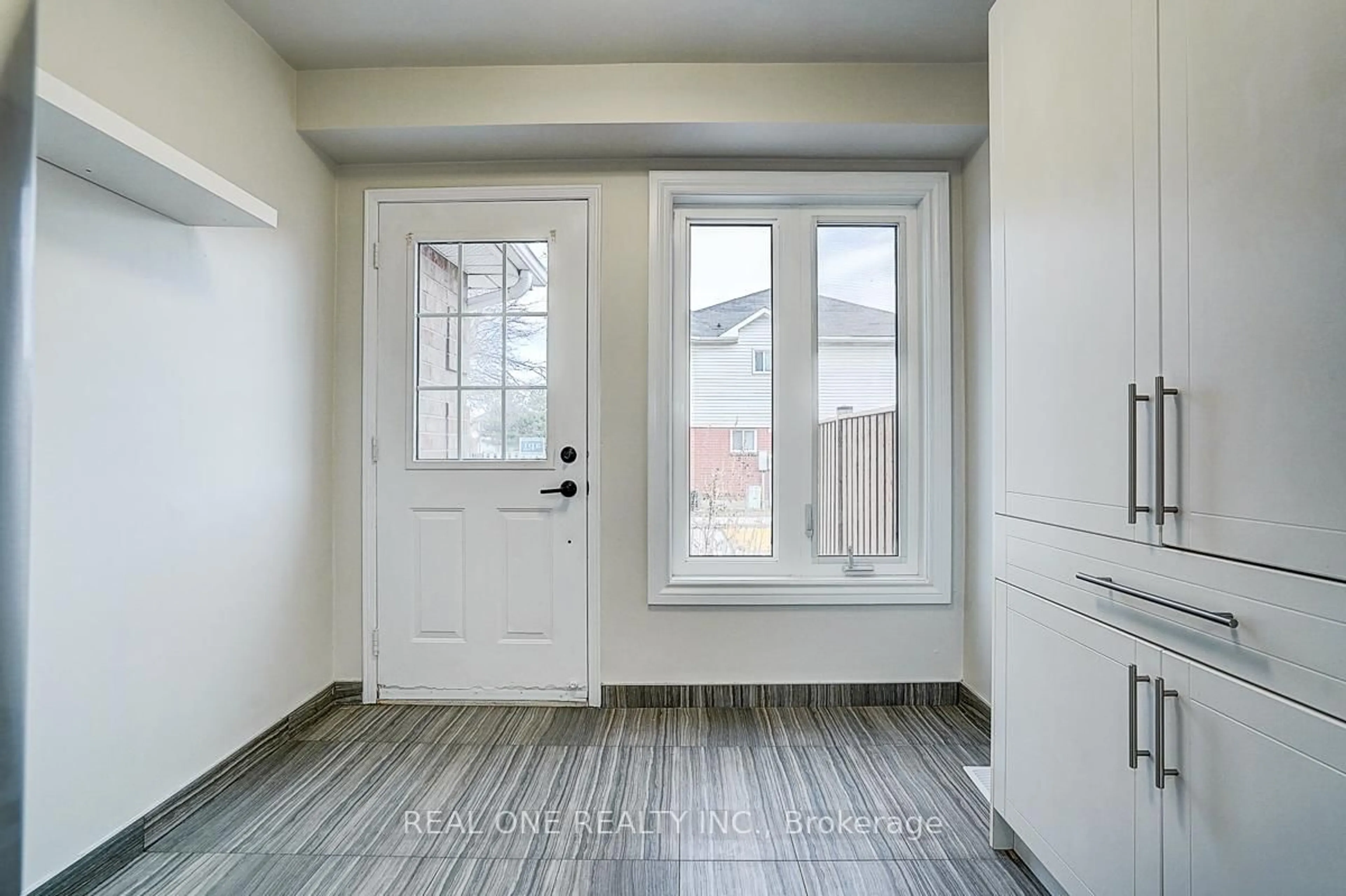 Indoor entryway for 1485 Torrington Dr #21, Mississauga Ontario L5V 1Y3