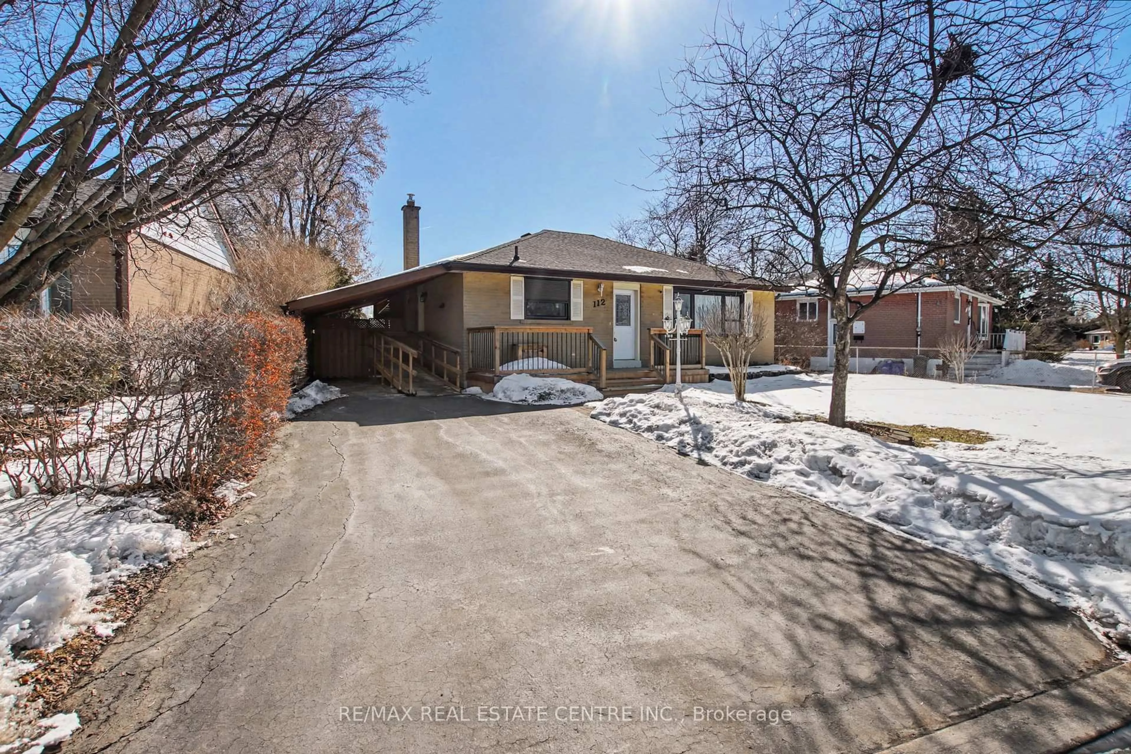 A pic from outside/outdoor area/front of a property/back of a property/a pic from drone, street for 112 Anne Blvd, Milton Ontario L9T 1A3