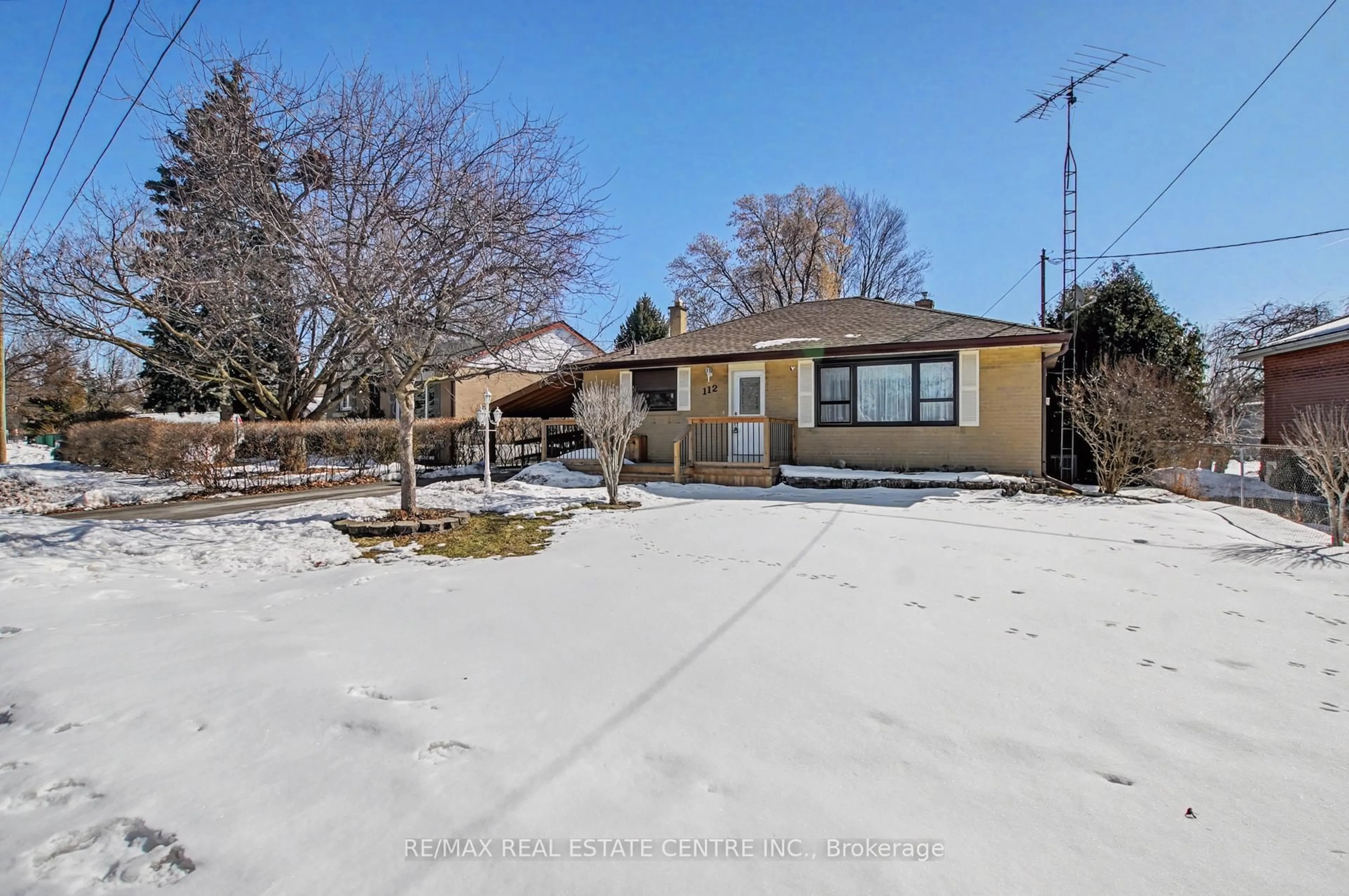 A pic from outside/outdoor area/front of a property/back of a property/a pic from drone, street for 112 Anne Blvd, Milton Ontario L9T 1A3