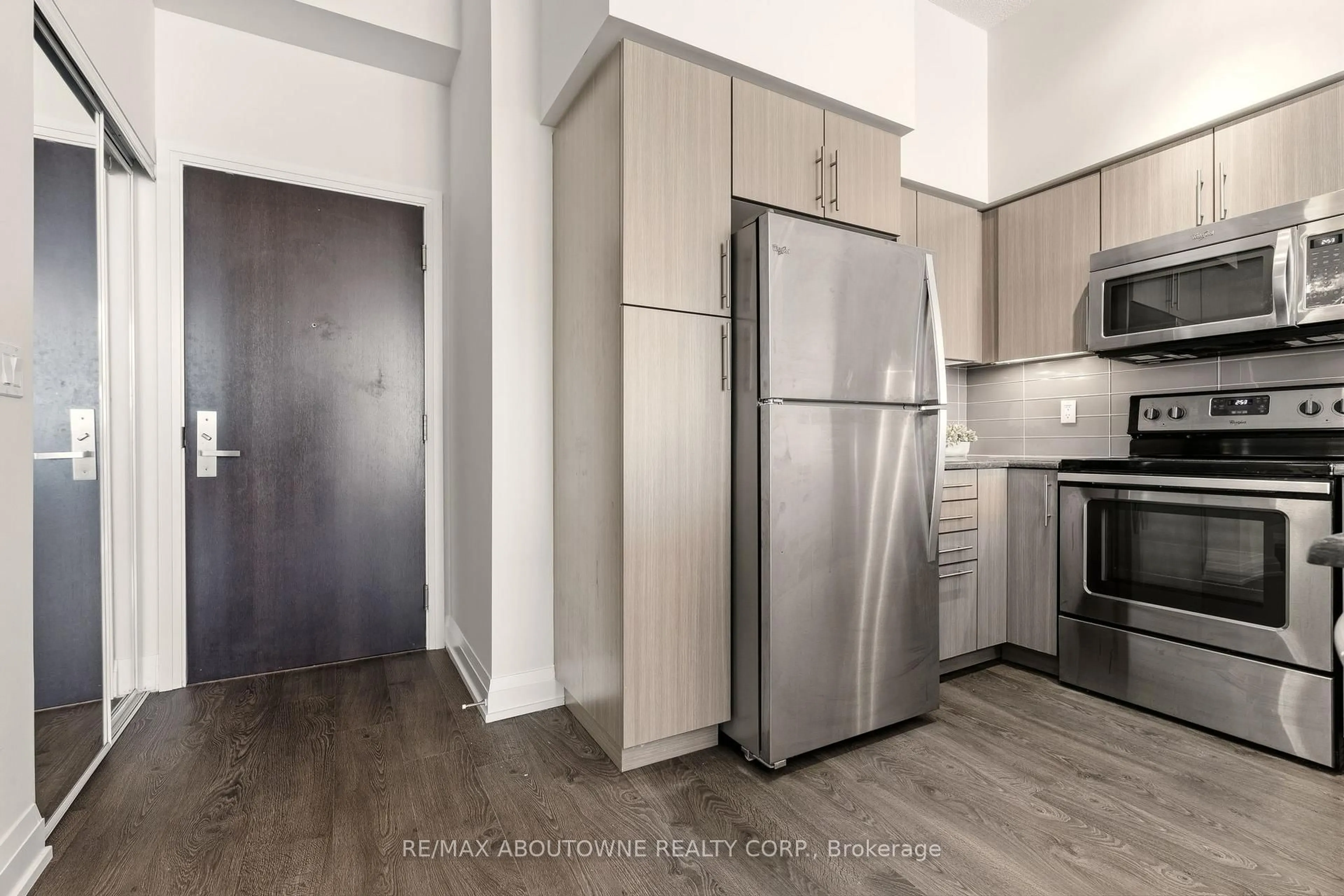 Standard kitchen, unknown for 65 Speers Rd #PH04, Oakville Ontario L6K 0J1
