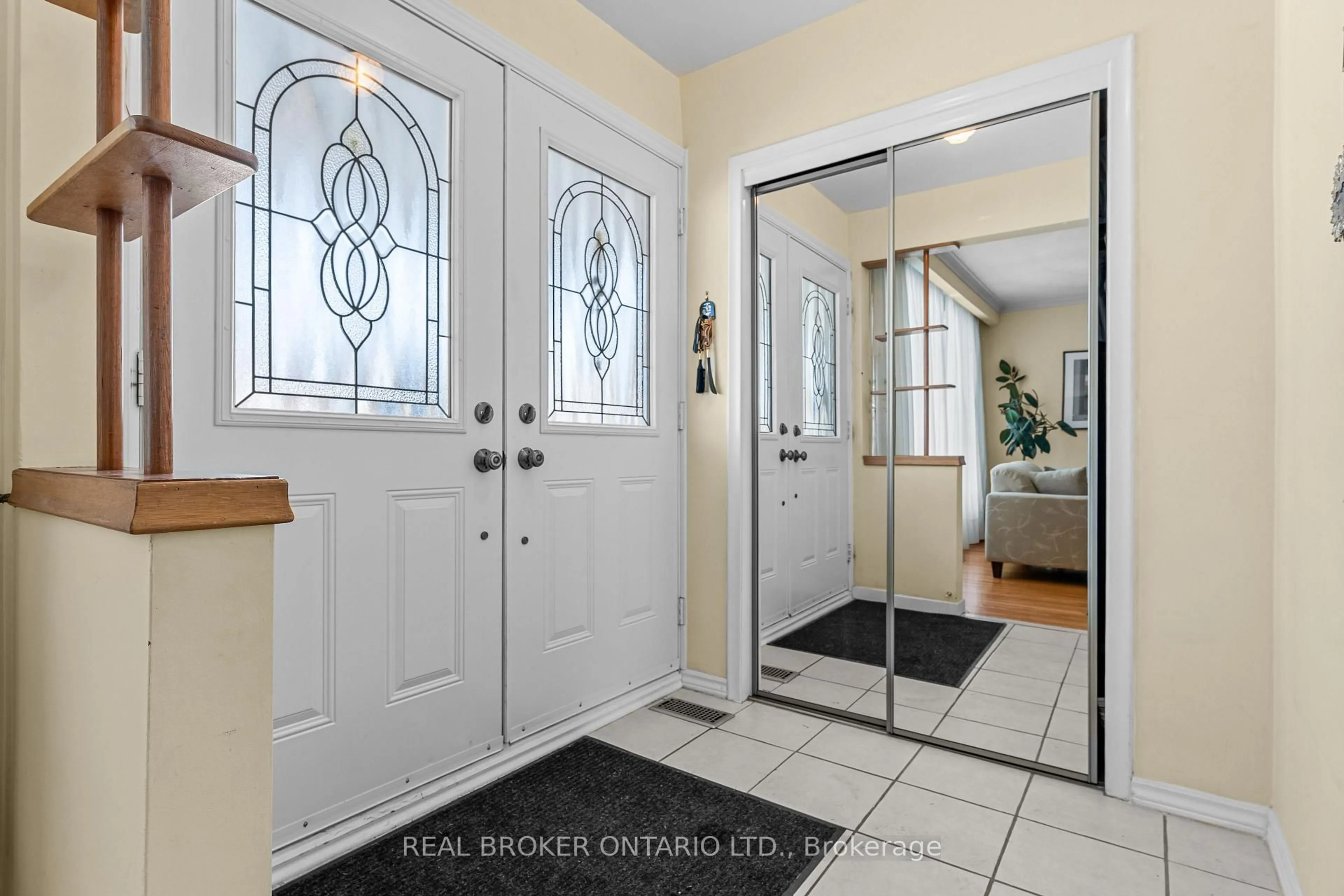 Indoor entryway for 23 Beaumaris Cres, Toronto Ontario M9R 1N7