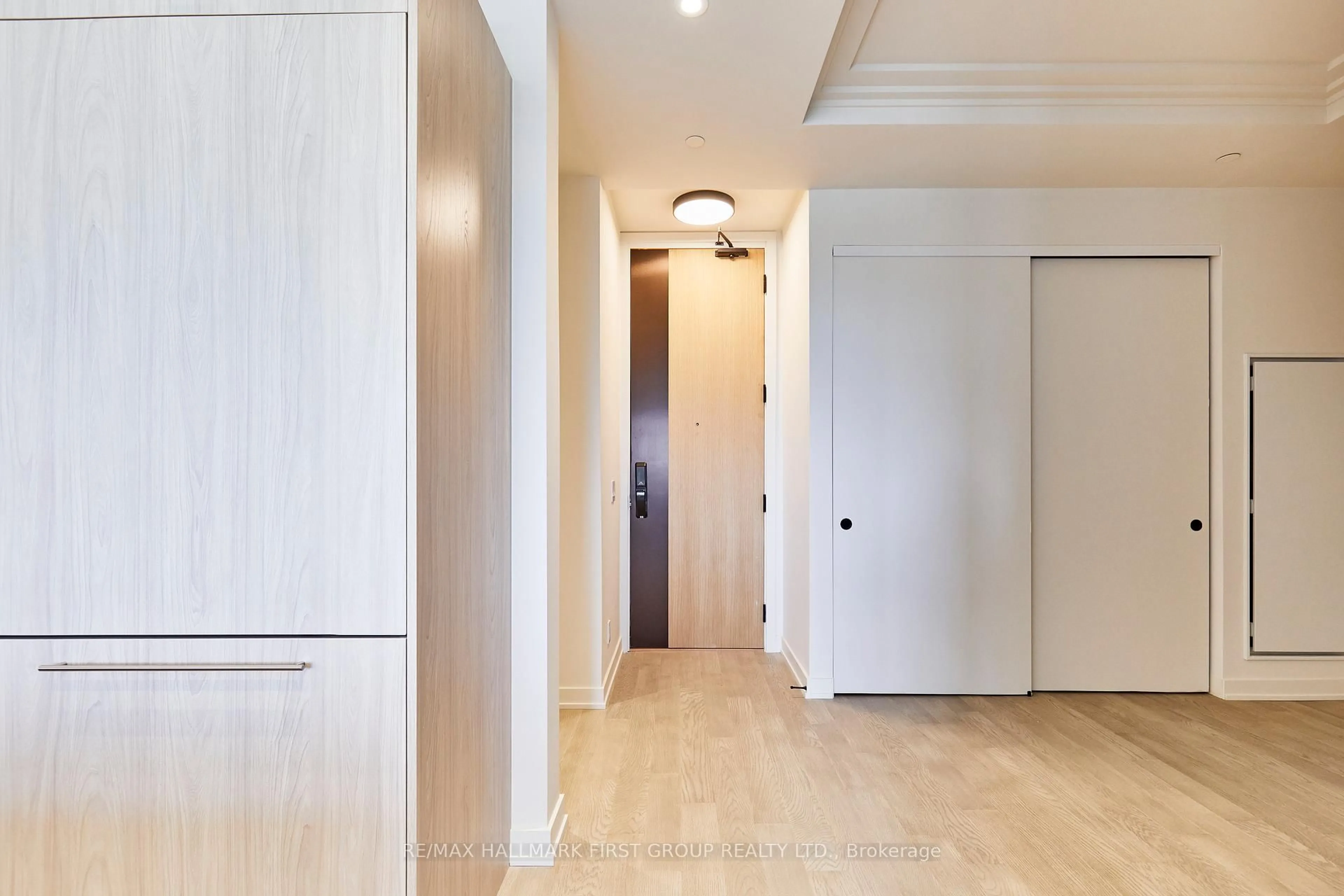 Indoor entryway for 123 Maurice Dr #407, Oakville Ontario L6K 2W6