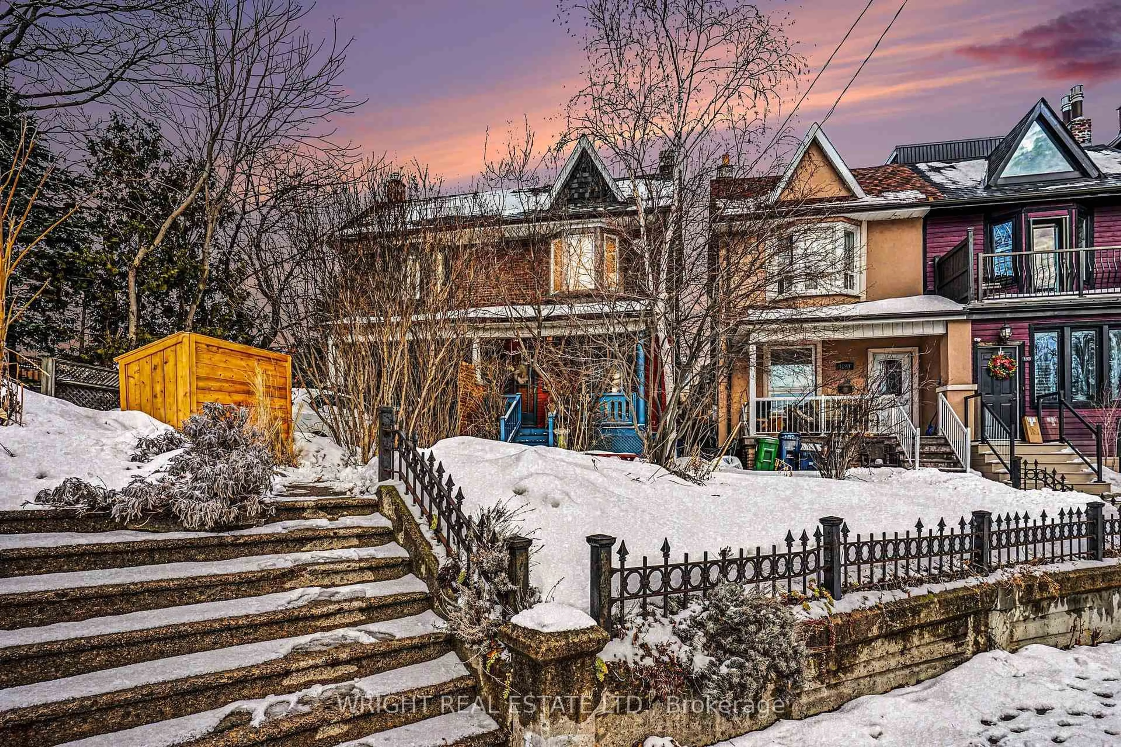 A pic from outside/outdoor area/front of a property/back of a property/a pic from drone, mountain view for 1273 Lansdowne Ave, Toronto Ontario M6H 3Z9