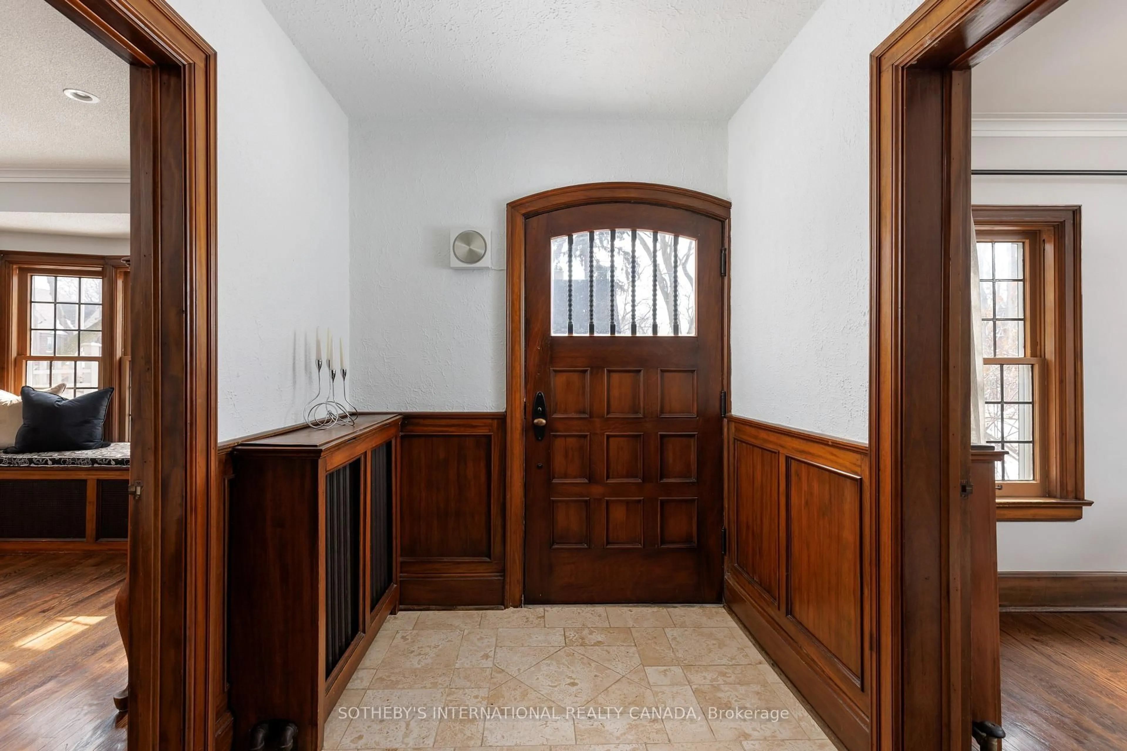 Indoor foyer for 79 Willingdon Blvd, Toronto Ontario M8X 2H8