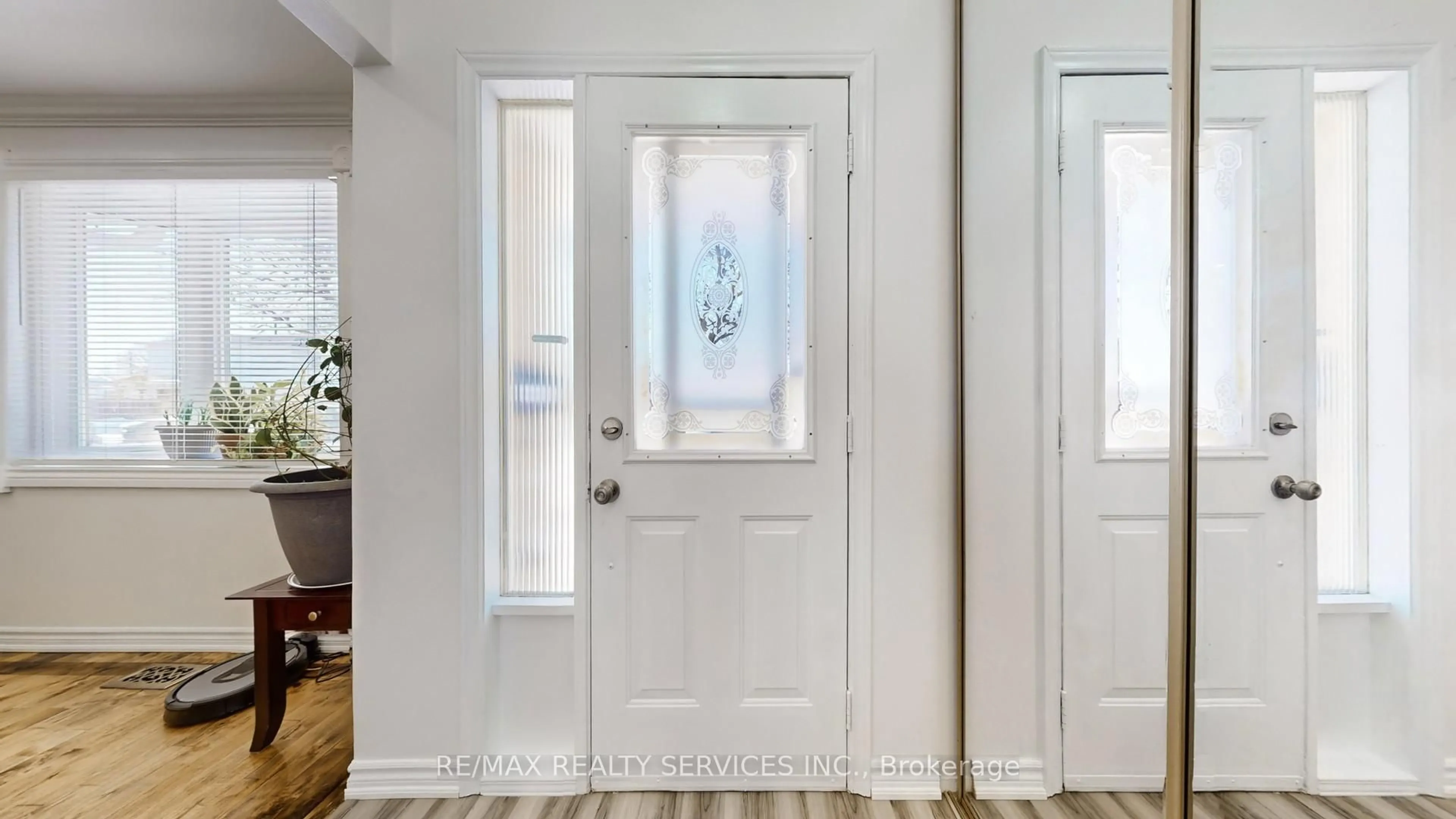 Indoor entryway for 10 Minton Pl, Brampton Ontario L6S 2S7