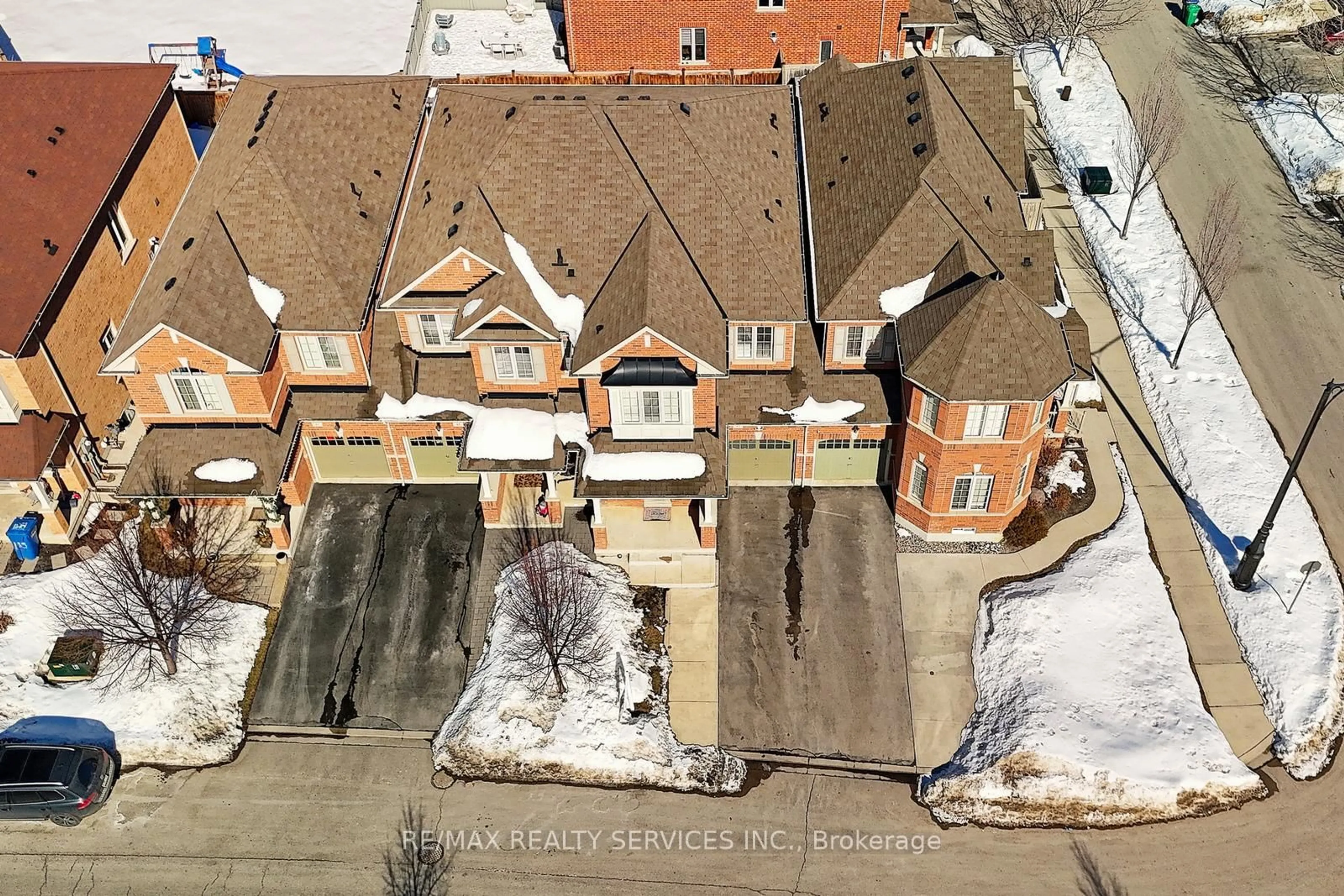 A pic from outside/outdoor area/front of a property/back of a property/a pic from drone, street for 83 Kempenfelt Tr, Brampton Ontario L7A 0Z9