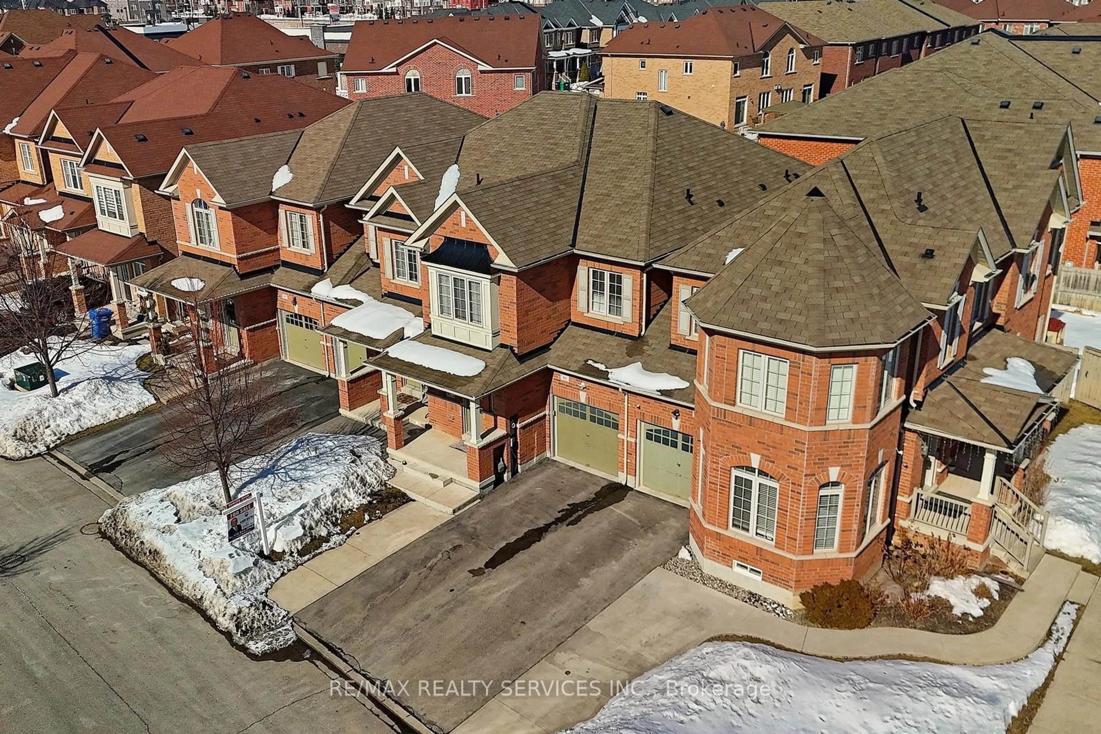 A pic from outside/outdoor area/front of a property/back of a property/a pic from drone, street for 83 Kempenfelt Tr, Brampton Ontario L7A 0Z9