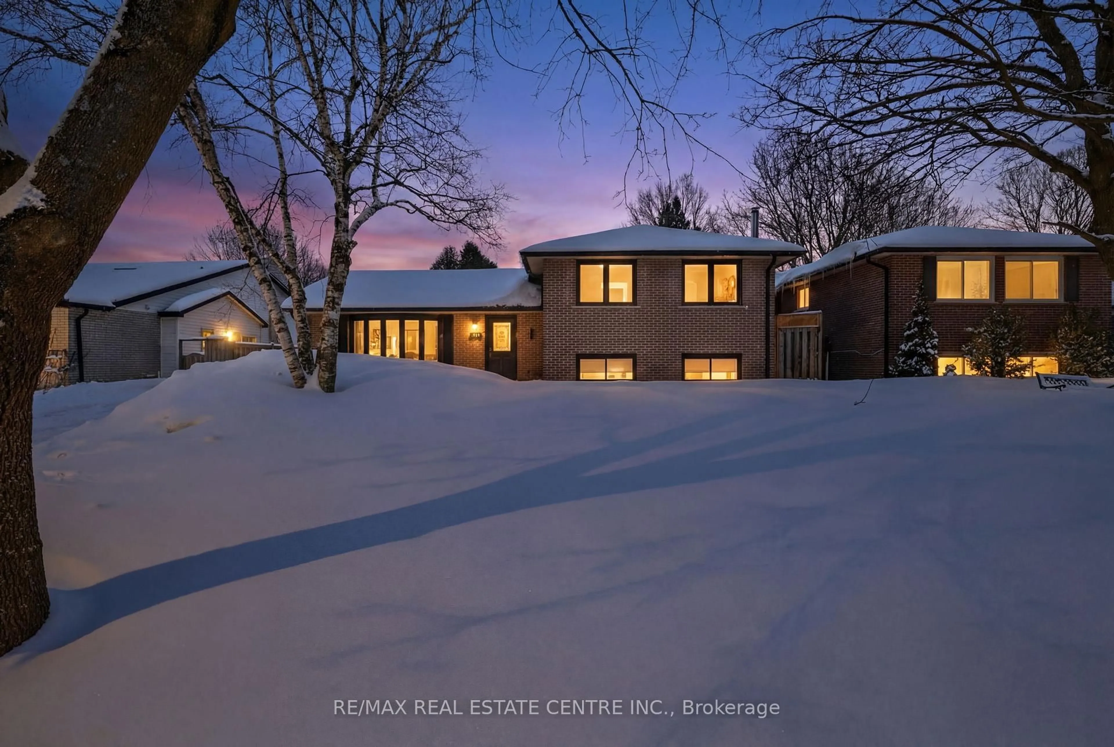 A pic from outside/outdoor area/front of a property/back of a property/a pic from drone, unknown for 32 Westdale Ave, Orangeville Ontario L9W 1B7