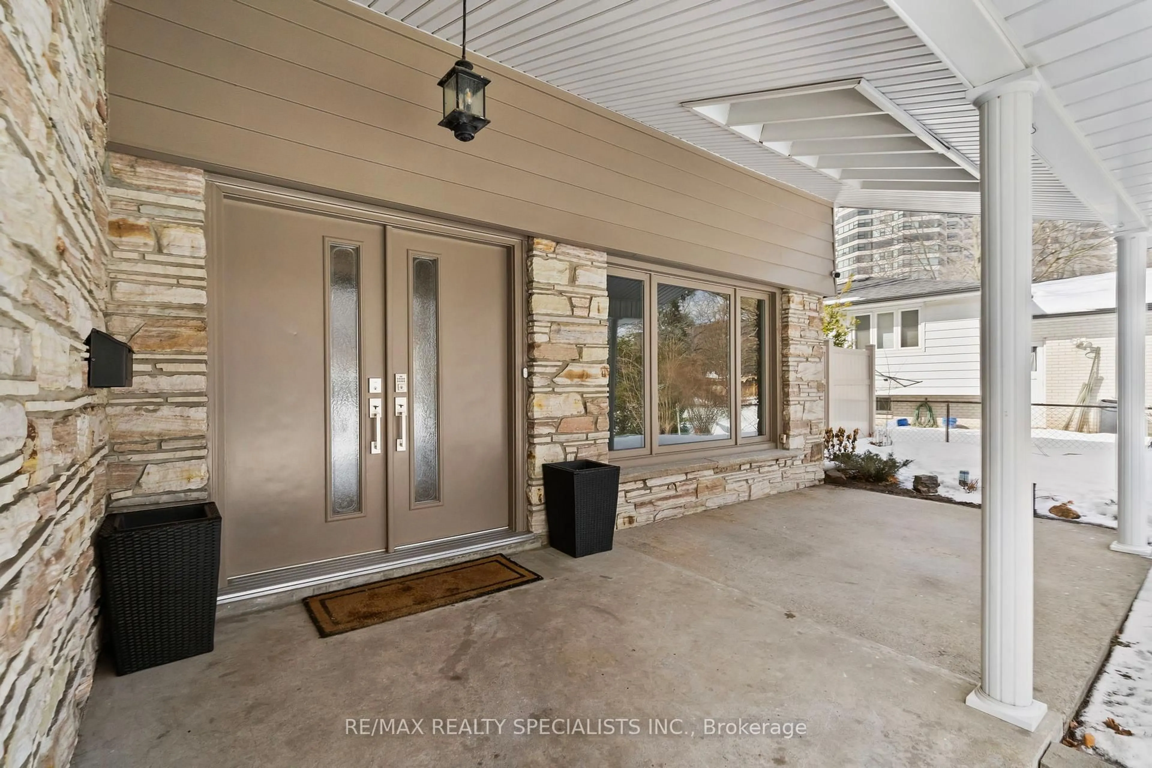 Indoor entryway for 3314 Grassfire Cres, Mississauga Ontario L4Y 3K1