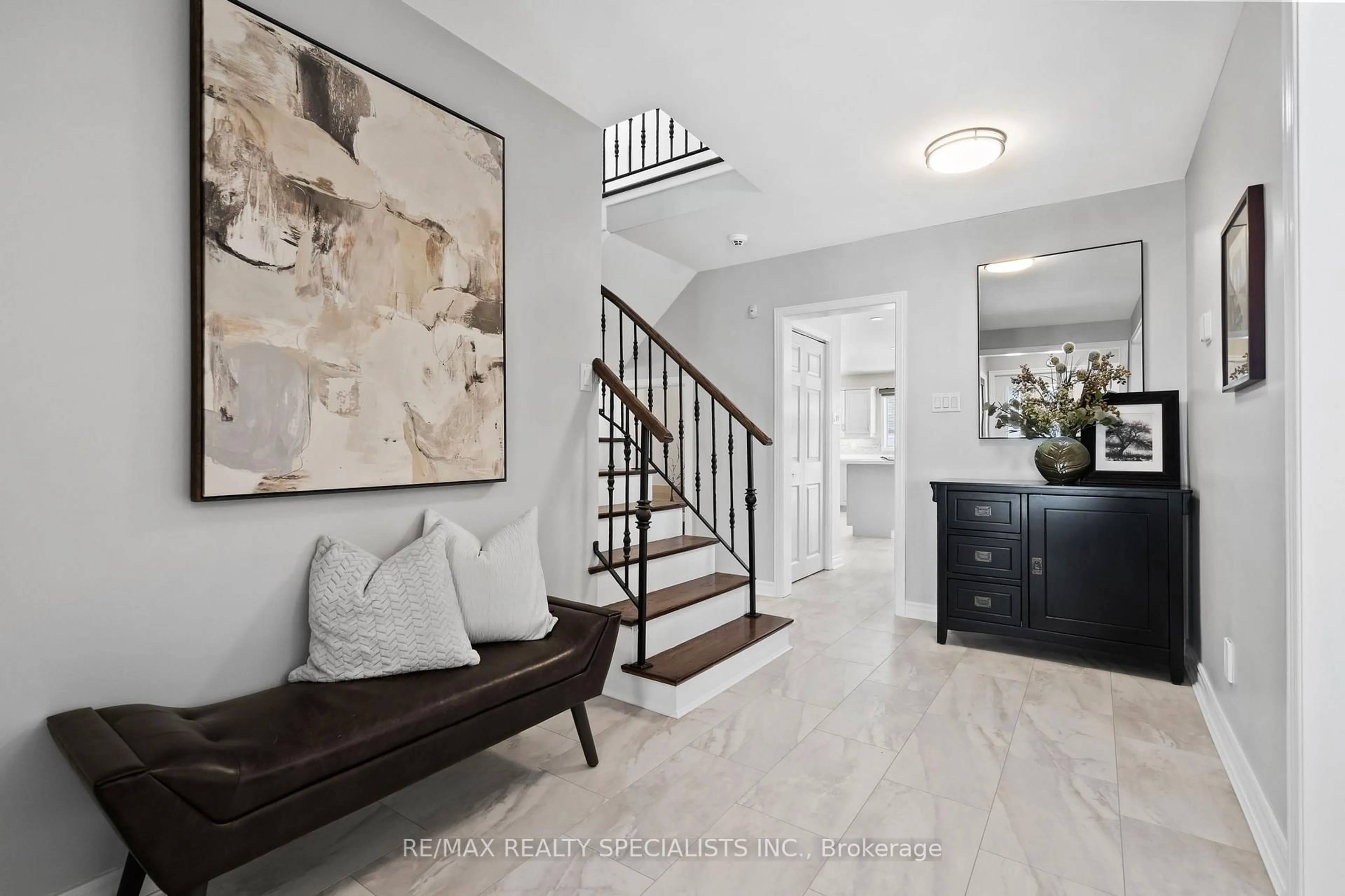 Indoor entryway for 3314 Grassfire Cres, Mississauga Ontario L4Y 3K1