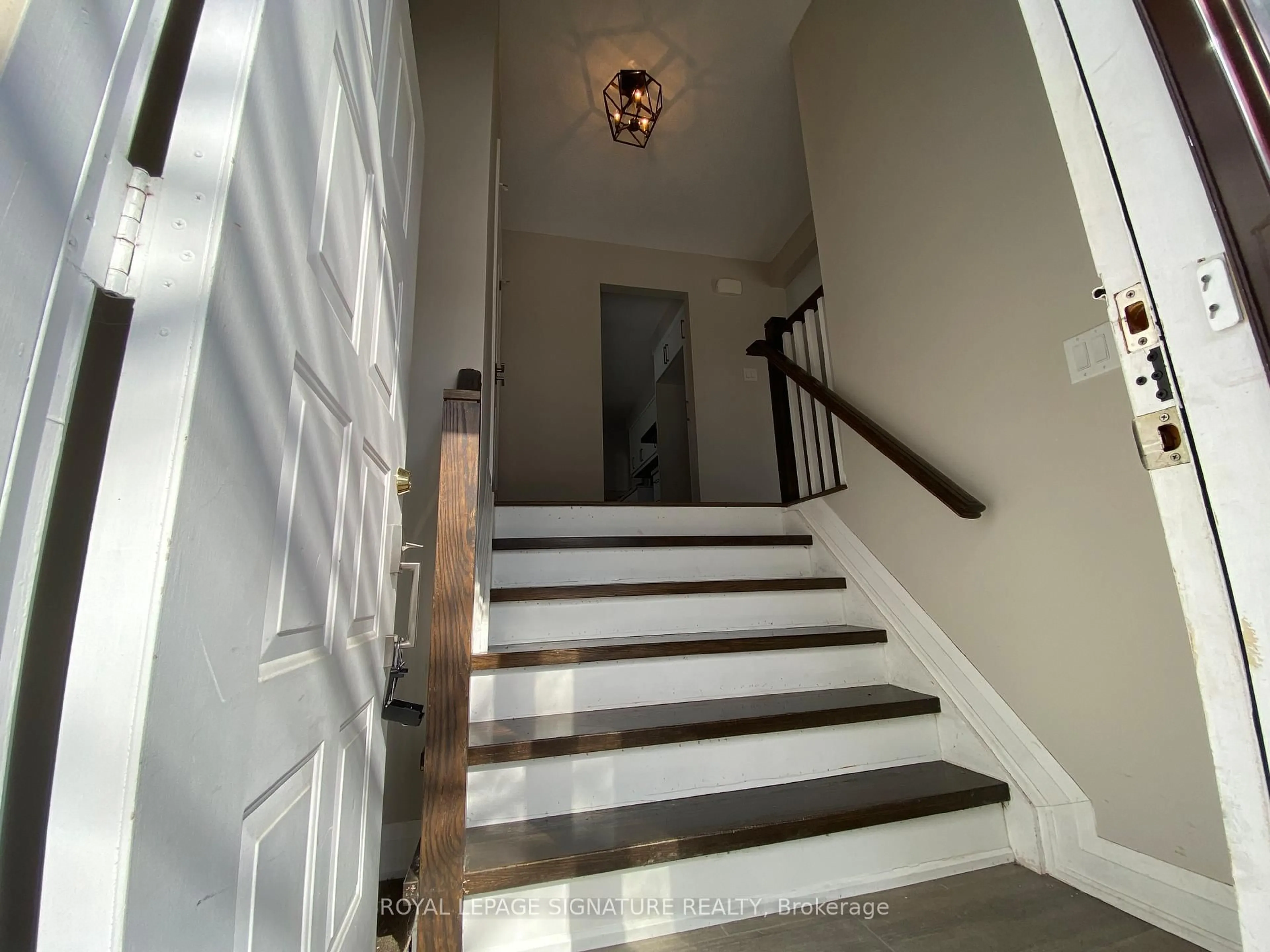 Stairs for 4194 Tea Garden Circ, Mississauga Ontario L5B 2W8