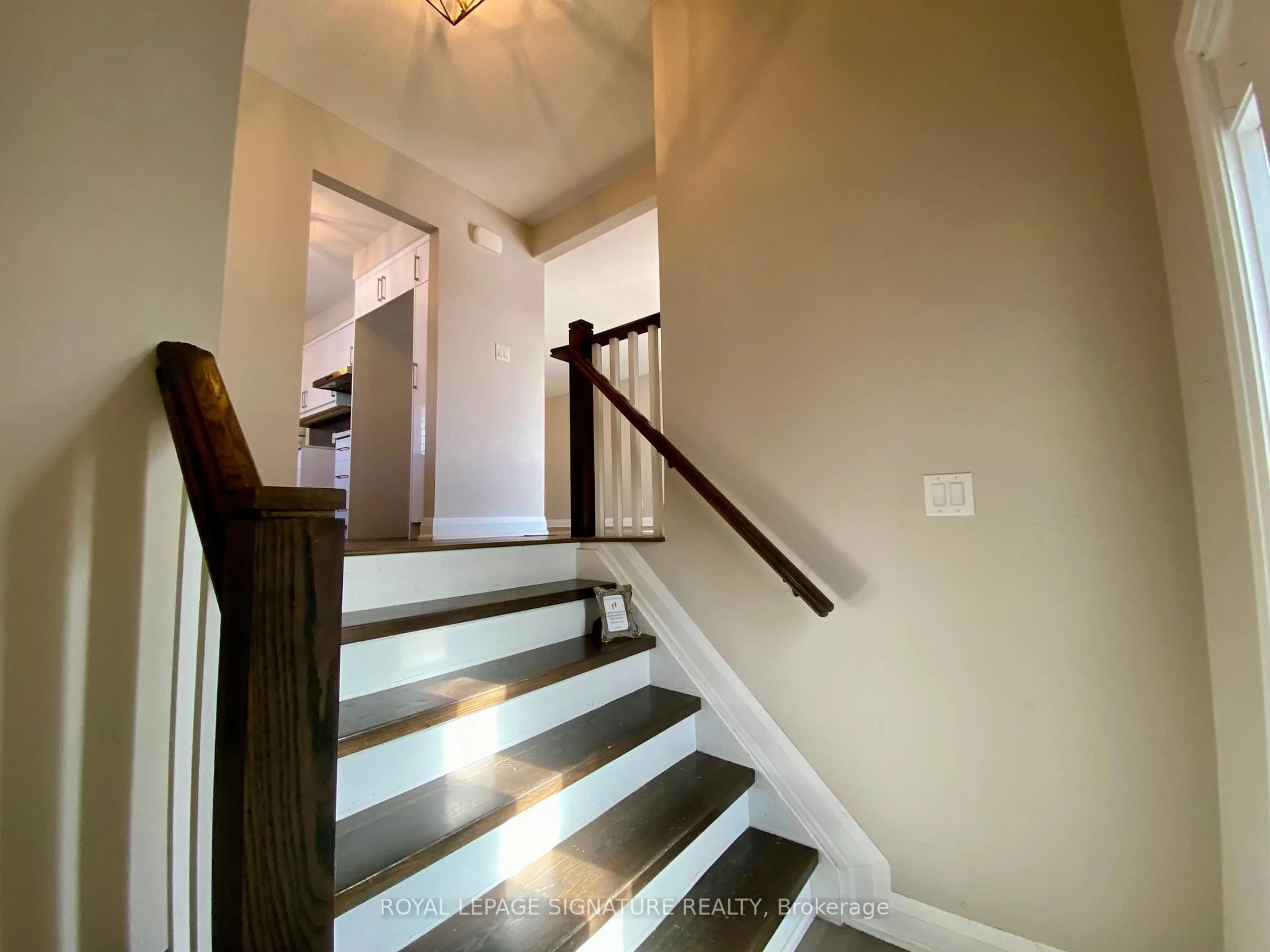 Stairs for 4194 Tea Garden Circ, Mississauga Ontario L5B 2W8