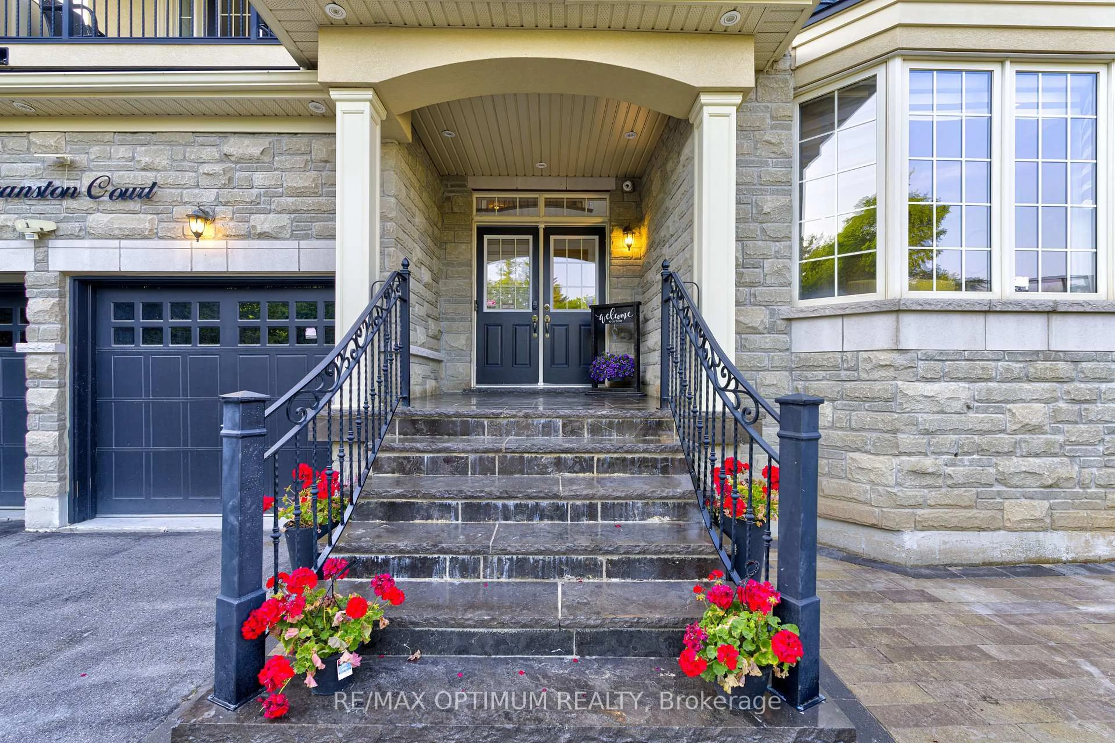Indoor foyer for 18 Deanston Crt, Brampton Ontario L6X 2Z7