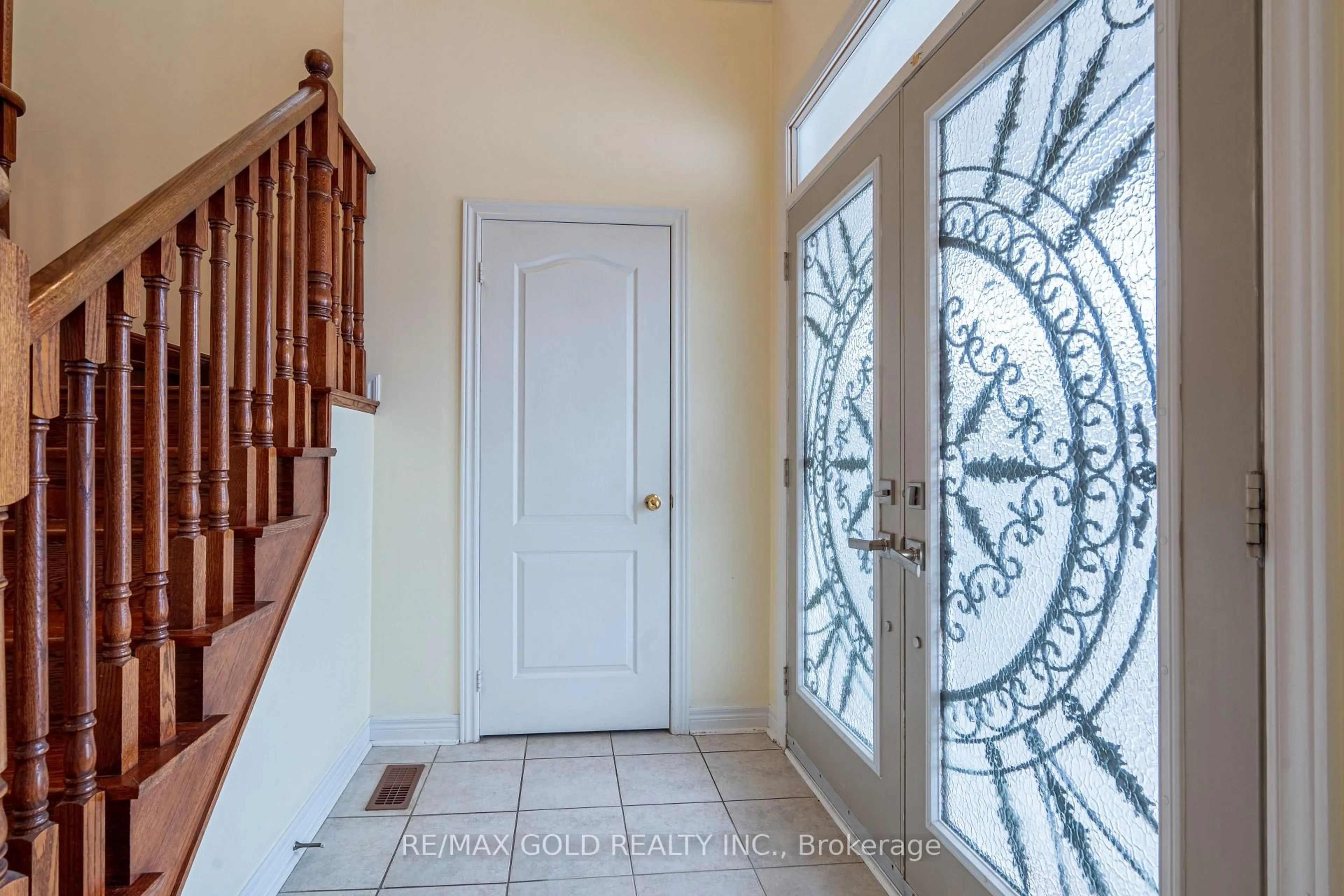 Indoor entryway for 311 Father Tobin Rd, Brampton Ontario L6R 0P4