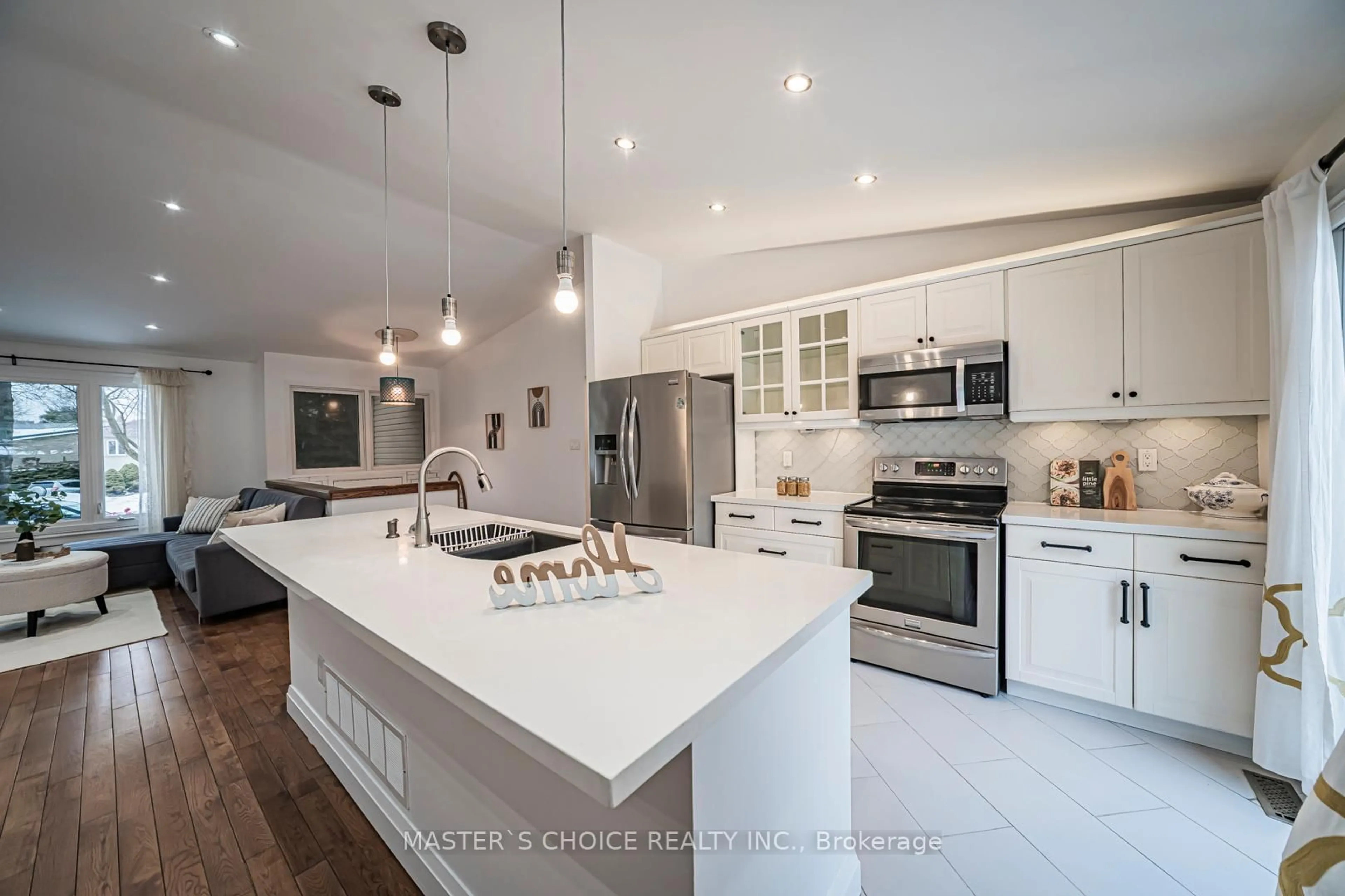 Open concept kitchen, ceramic/tile floor for 3294 Rhonda Valley Dr, Mississauga Ontario L5A 3E9