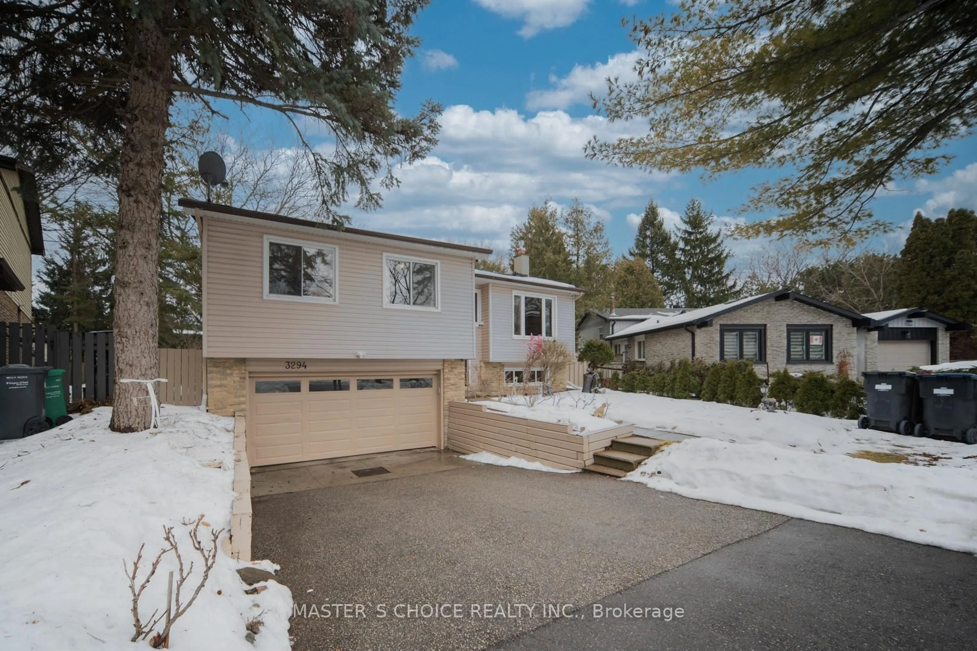 Home with vinyl exterior material, street for 3294 Rhonda Valley Dr, Mississauga Ontario L5A 3E9