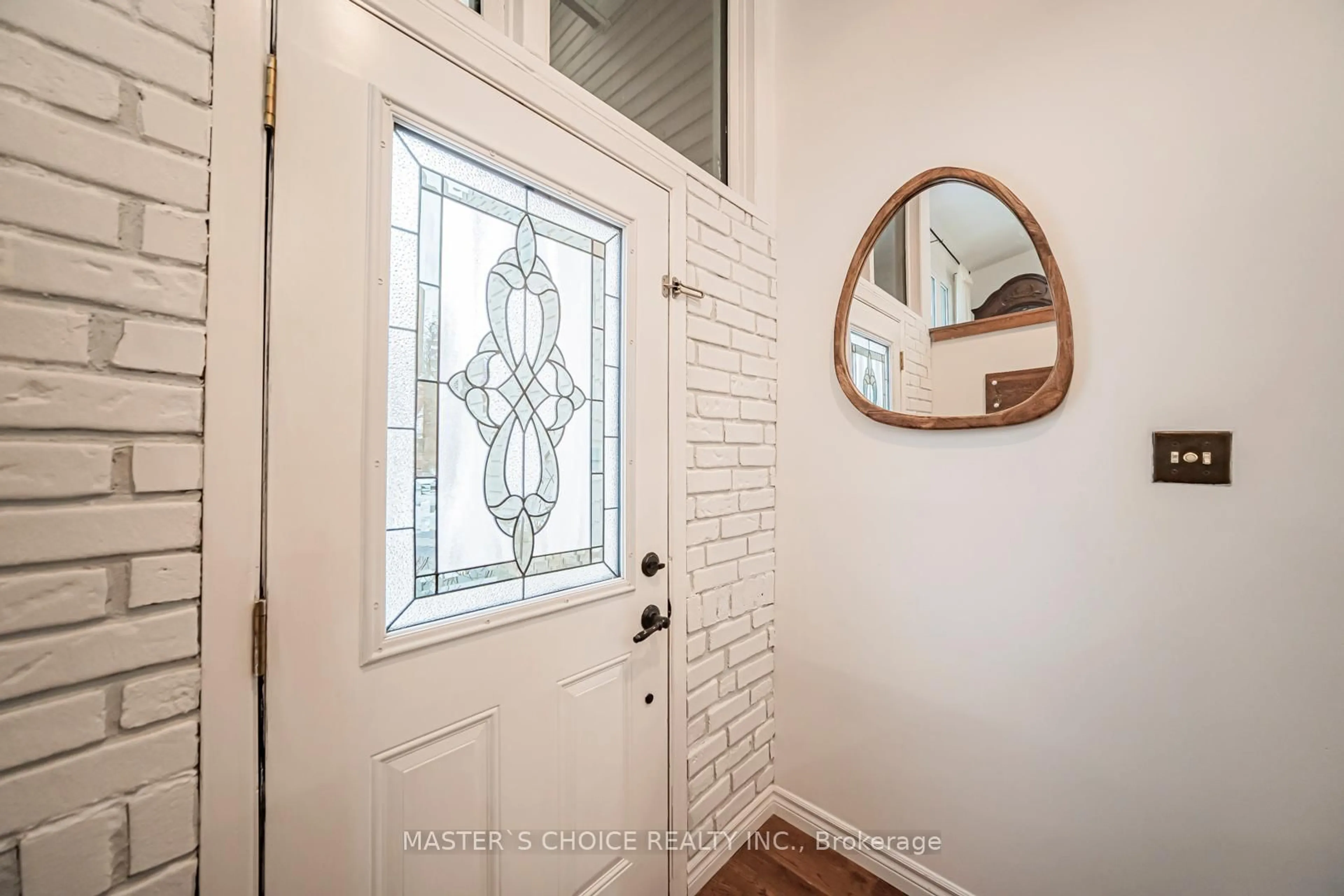 Indoor entryway for 3294 Rhonda Valley Dr, Mississauga Ontario L5A 3E9