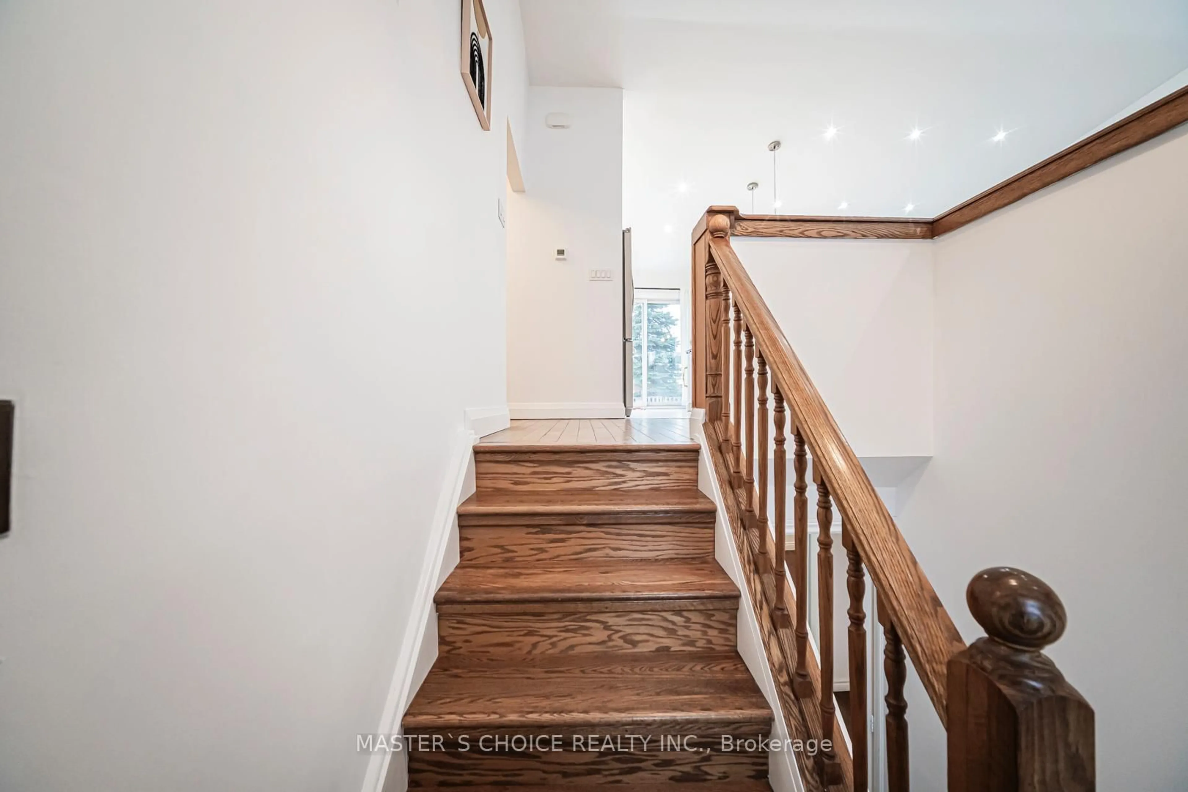 Stairs for 3294 Rhonda Valley Dr, Mississauga Ontario L5A 3E9
